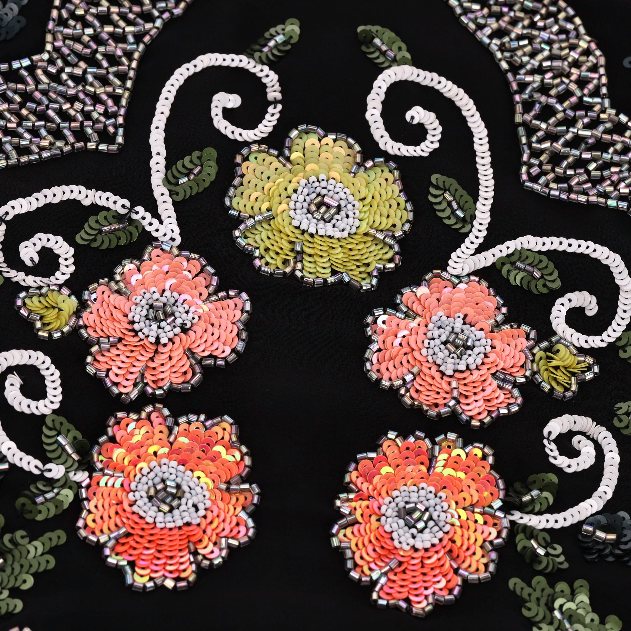 Donna Crop Top impreziosito da paillettes e perline di Needle & Thread in vendita