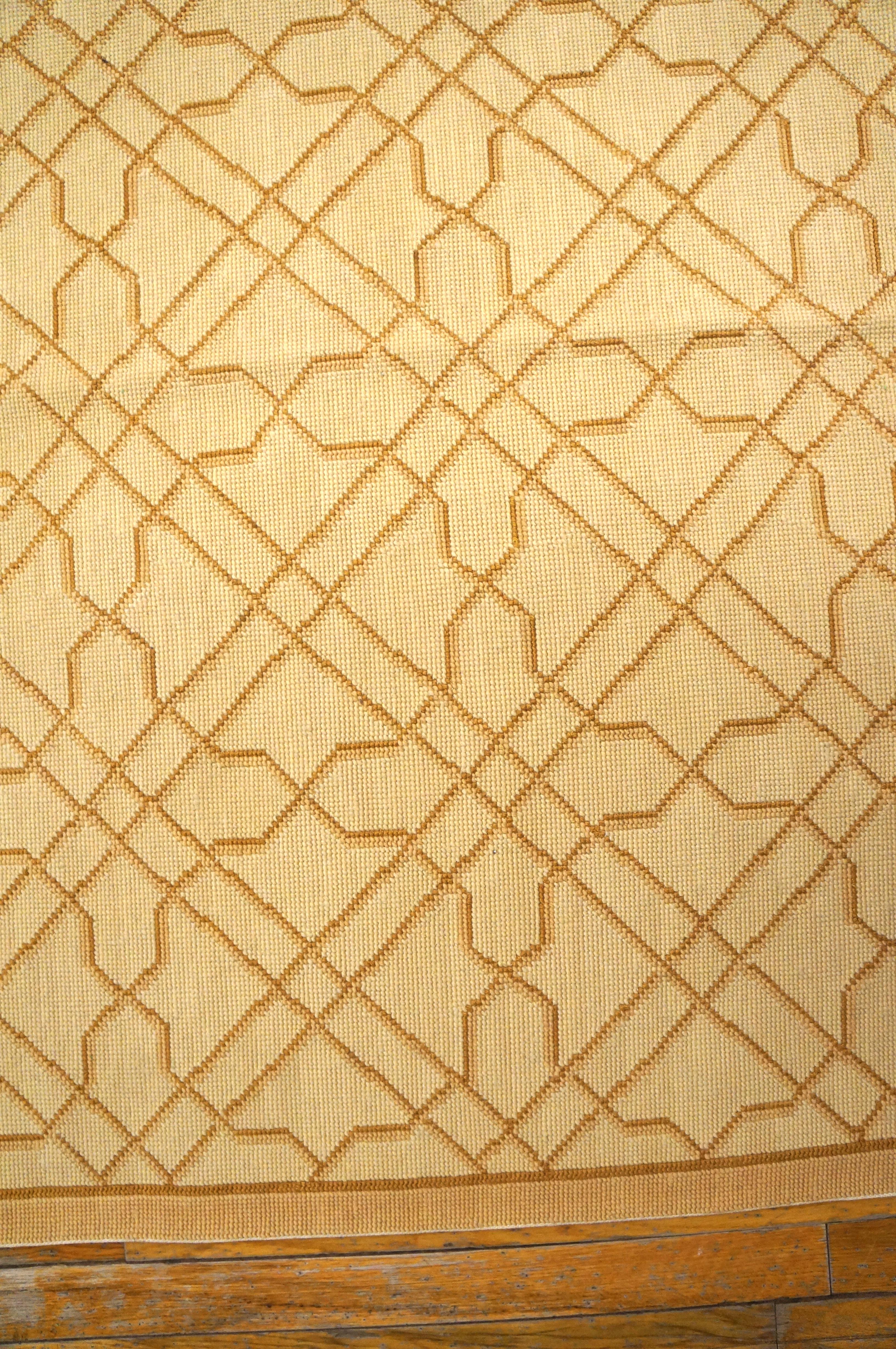Contemporaneity Handwoven Wool Needlepoint Flat Weave Carpet With Silk Highlight In New Condition For Sale In New York, NY