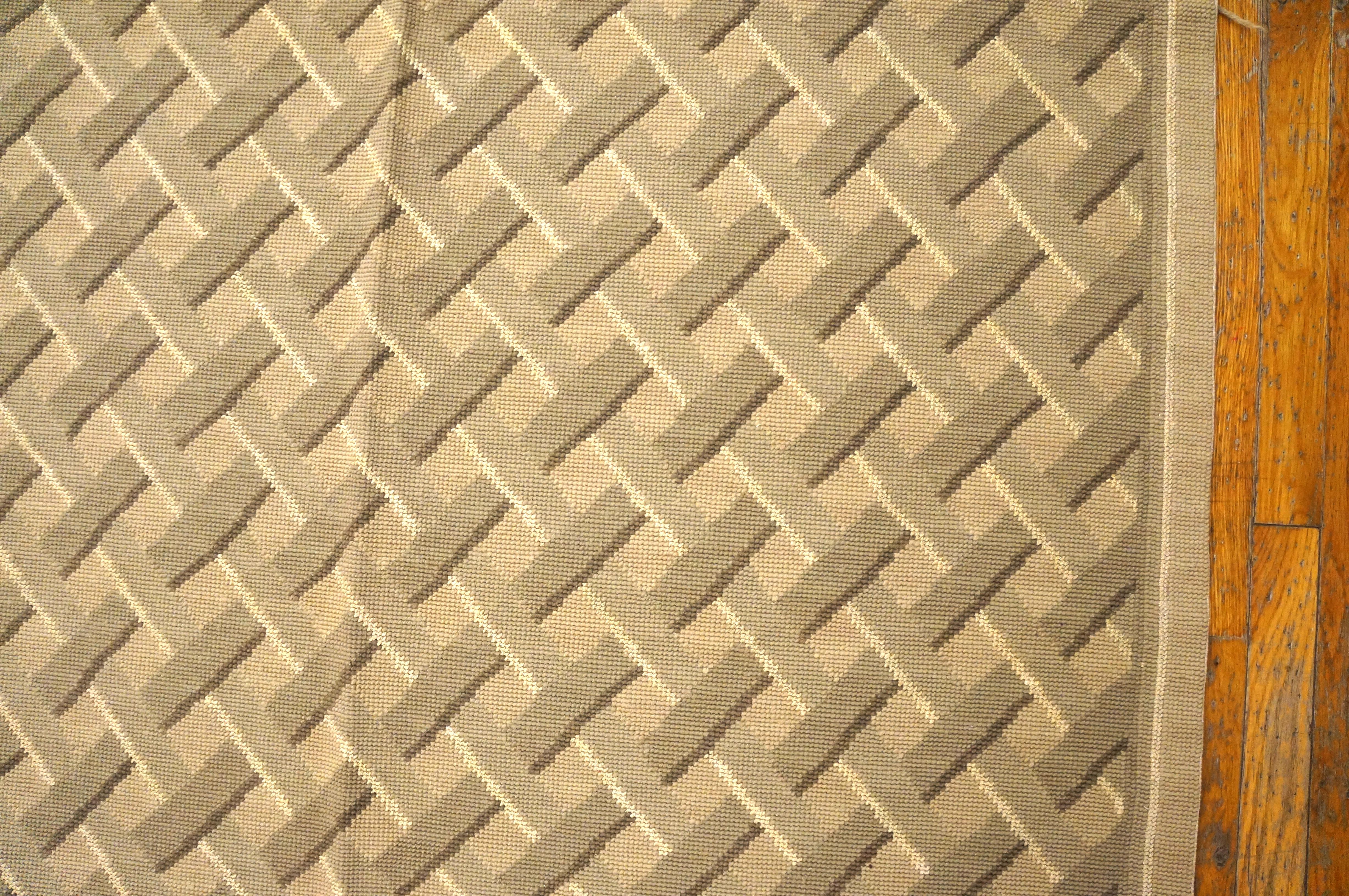 Flachgewebter Teppich mit Gobelinstickereien 2,05 m x 3,05 m (21. Jahrhundert und zeitgenössisch) im Angebot