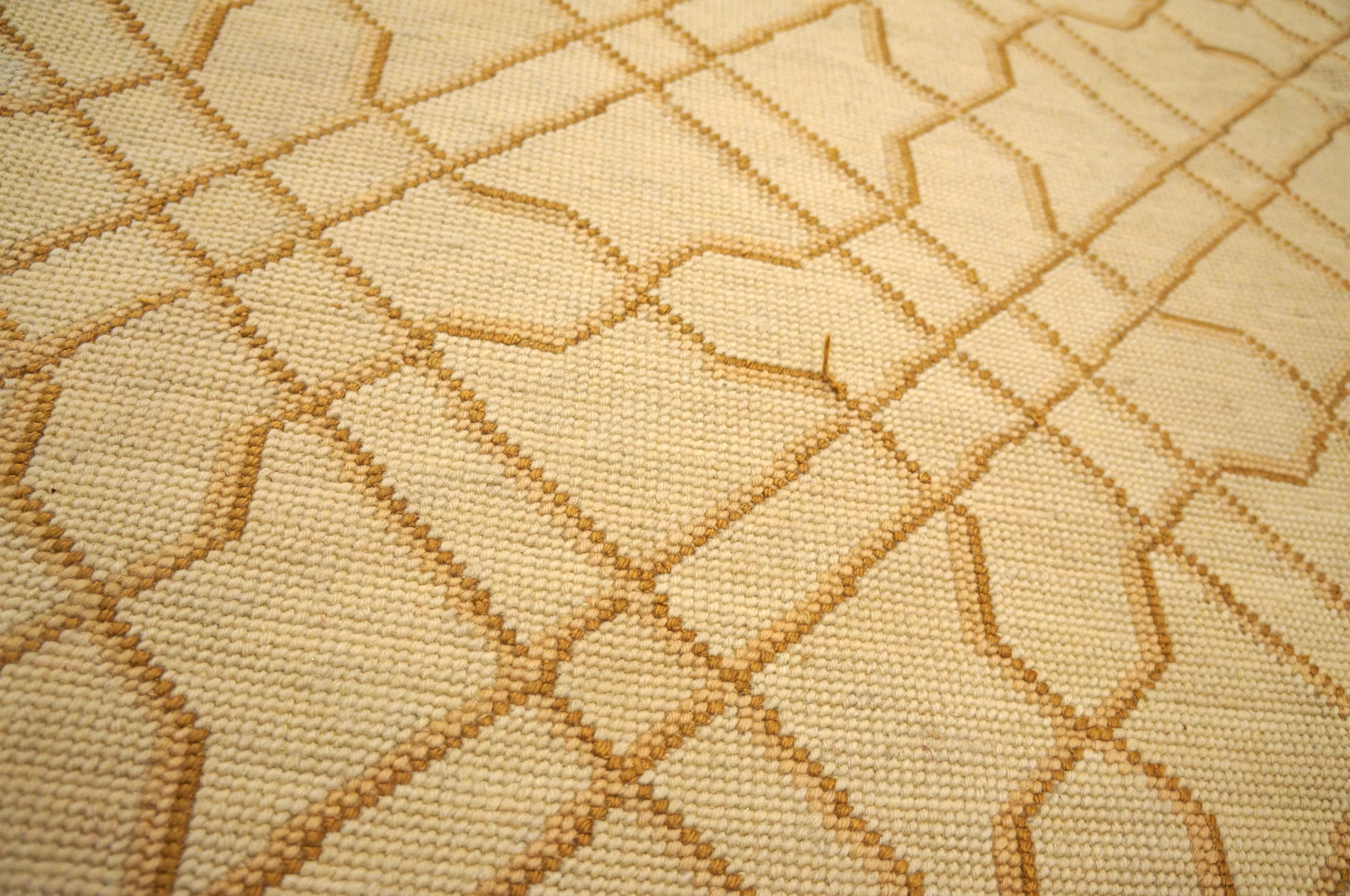 Tappeto a trama piatta in lana intrecciata a mano con punti luce in seta in vendita 2