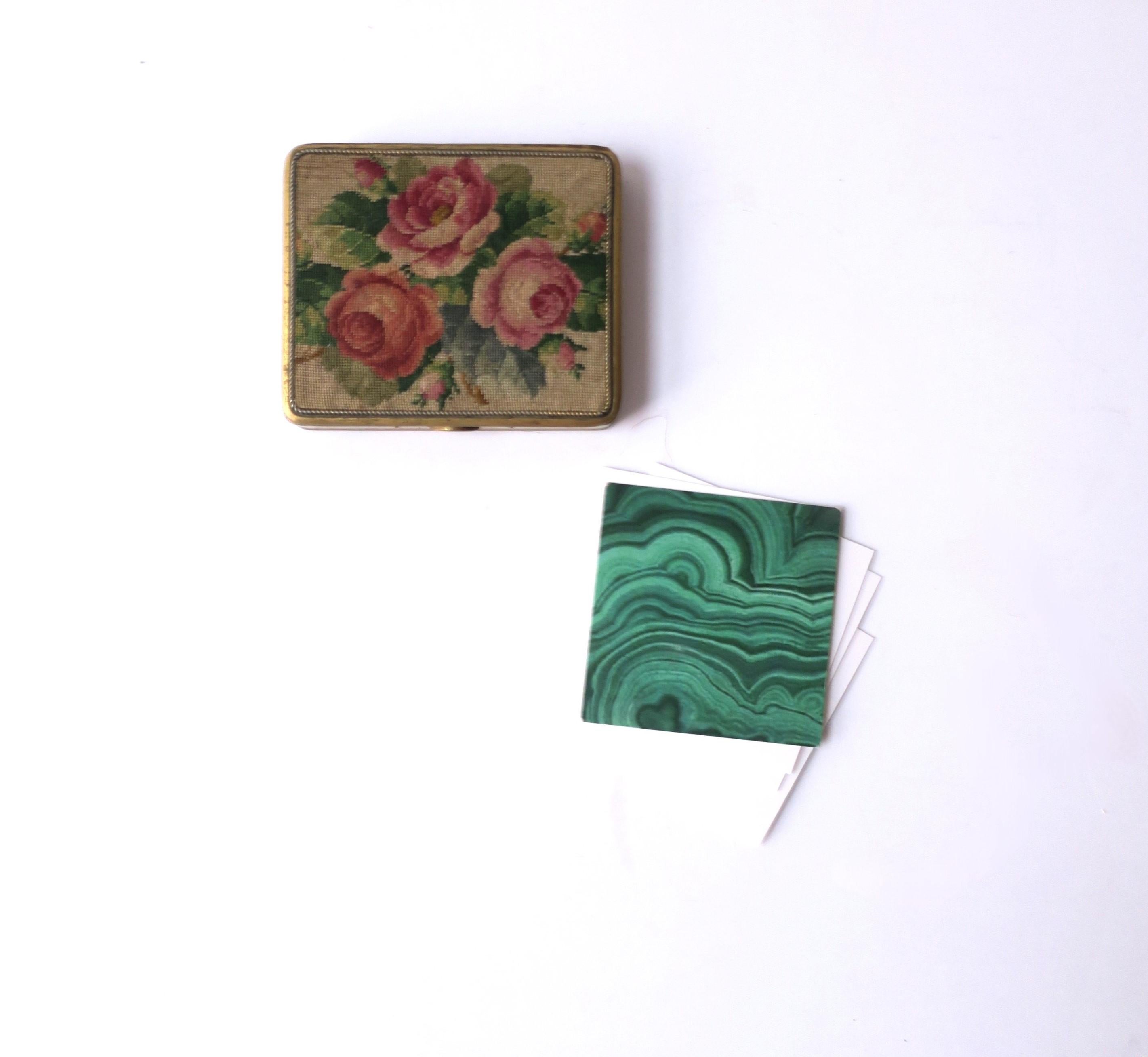 Scatola in ottone a punta d'ago con rose in vendita 4