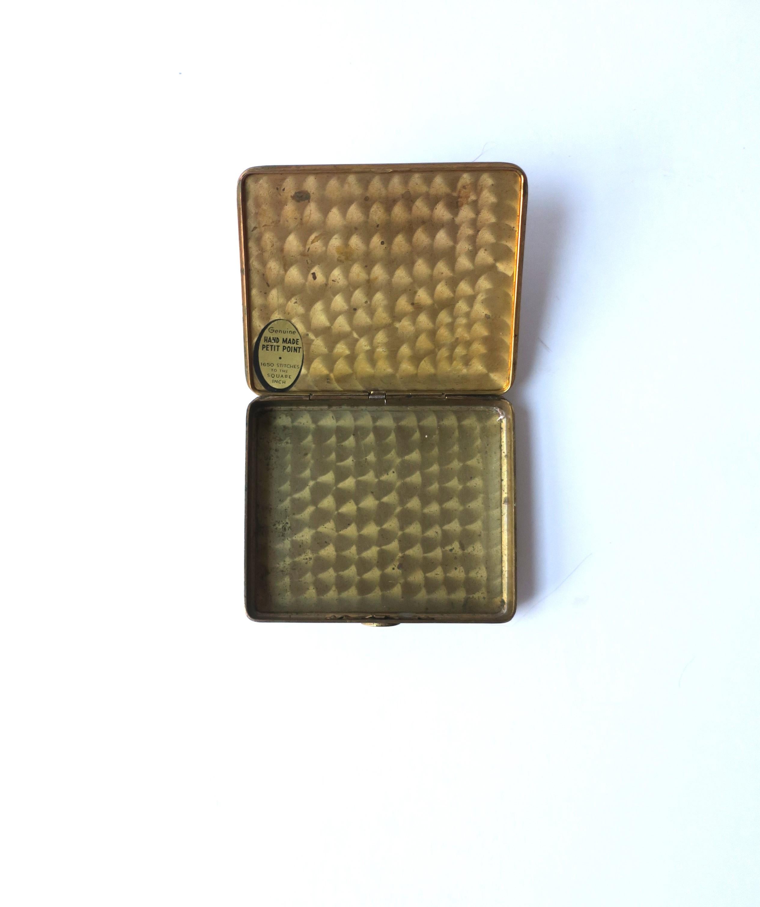 Scatola in ottone a punta d'ago con rose in vendita 6