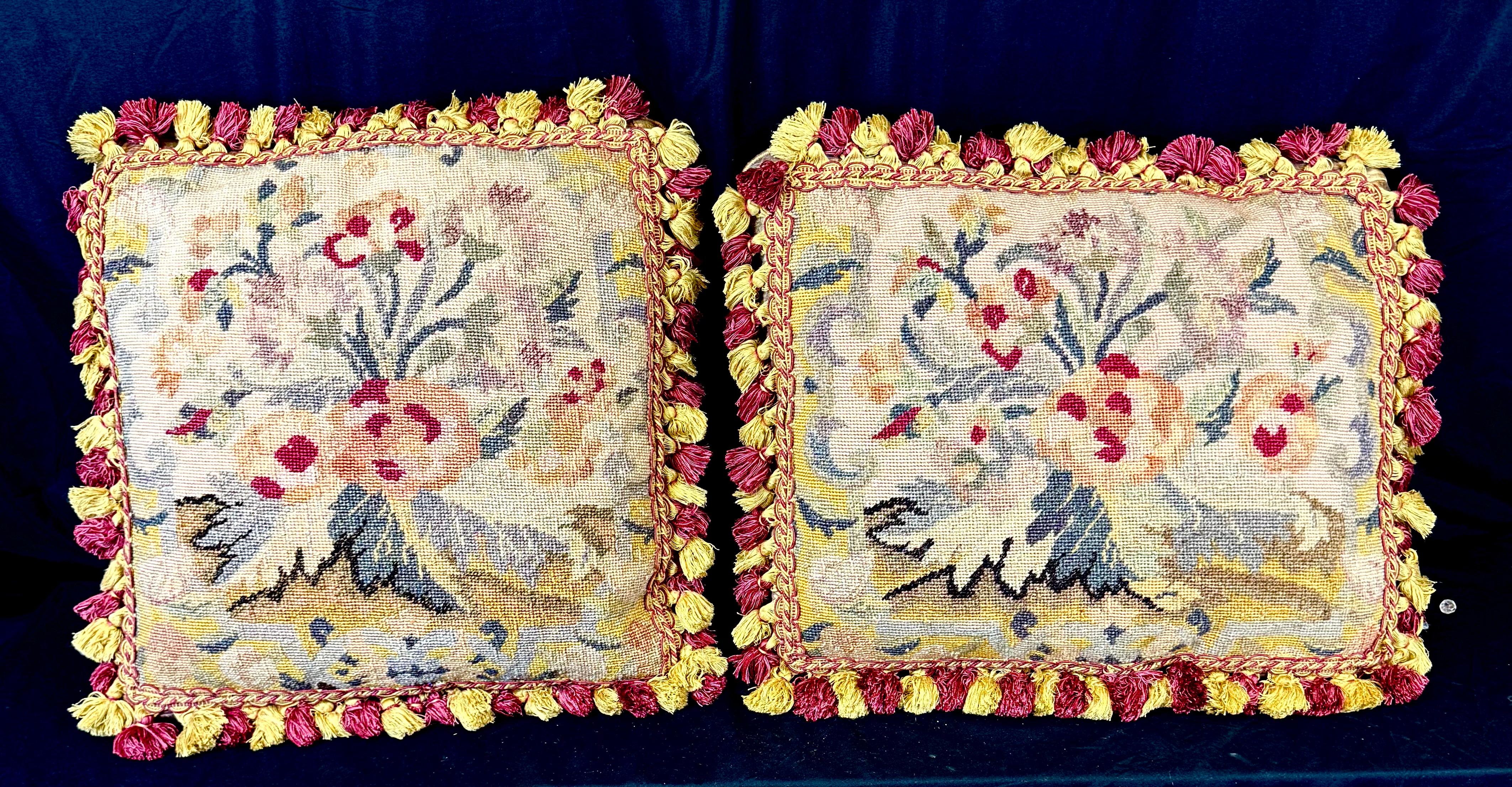 Coussins en tapisserie florale à l'aiguille, lot de deux en vente 2