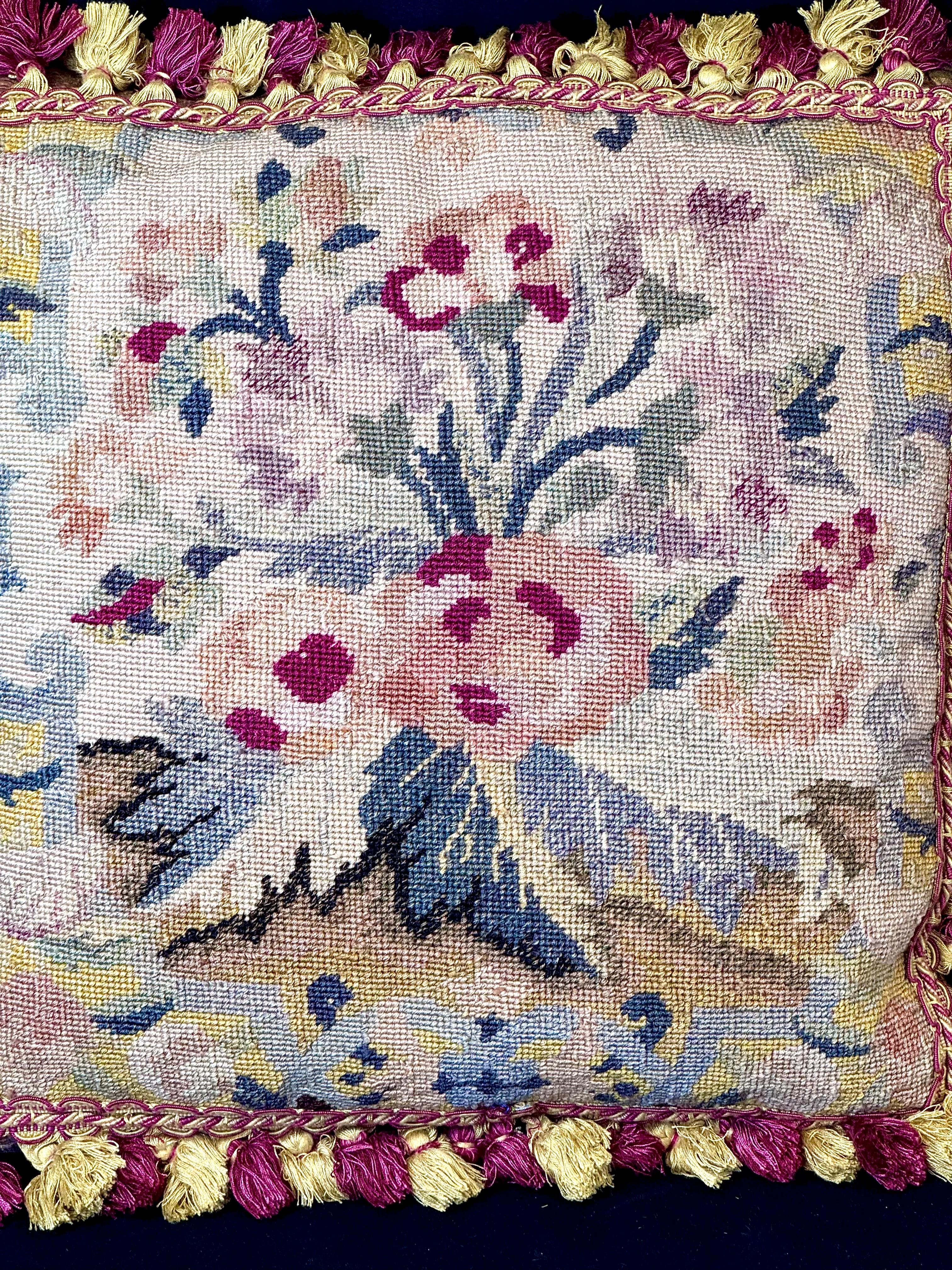 Victorien Coussins en tapisserie florale à l'aiguille, lot de deux en vente