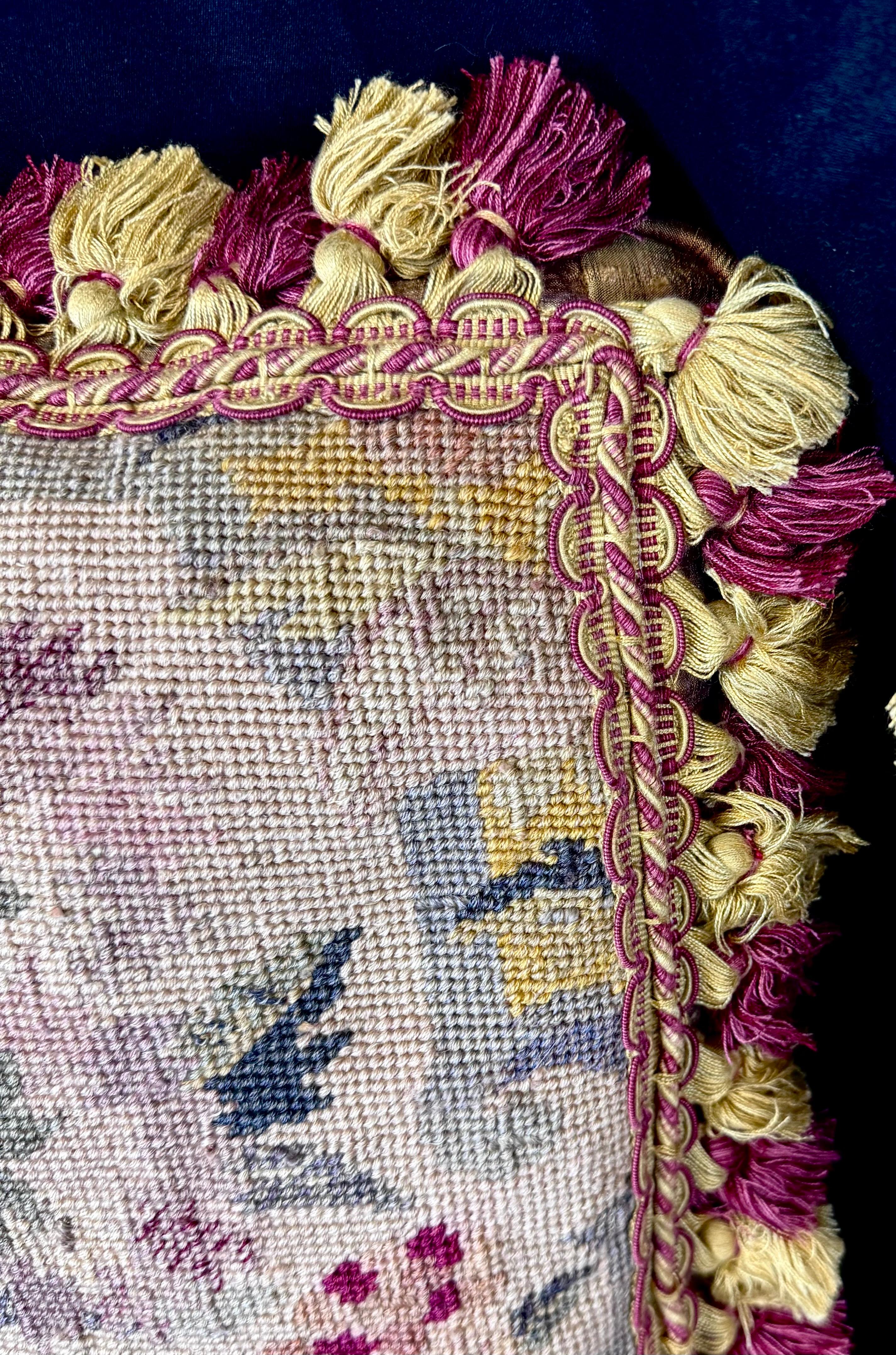 Anglais Coussins en tapisserie florale à l'aiguille, lot de deux en vente