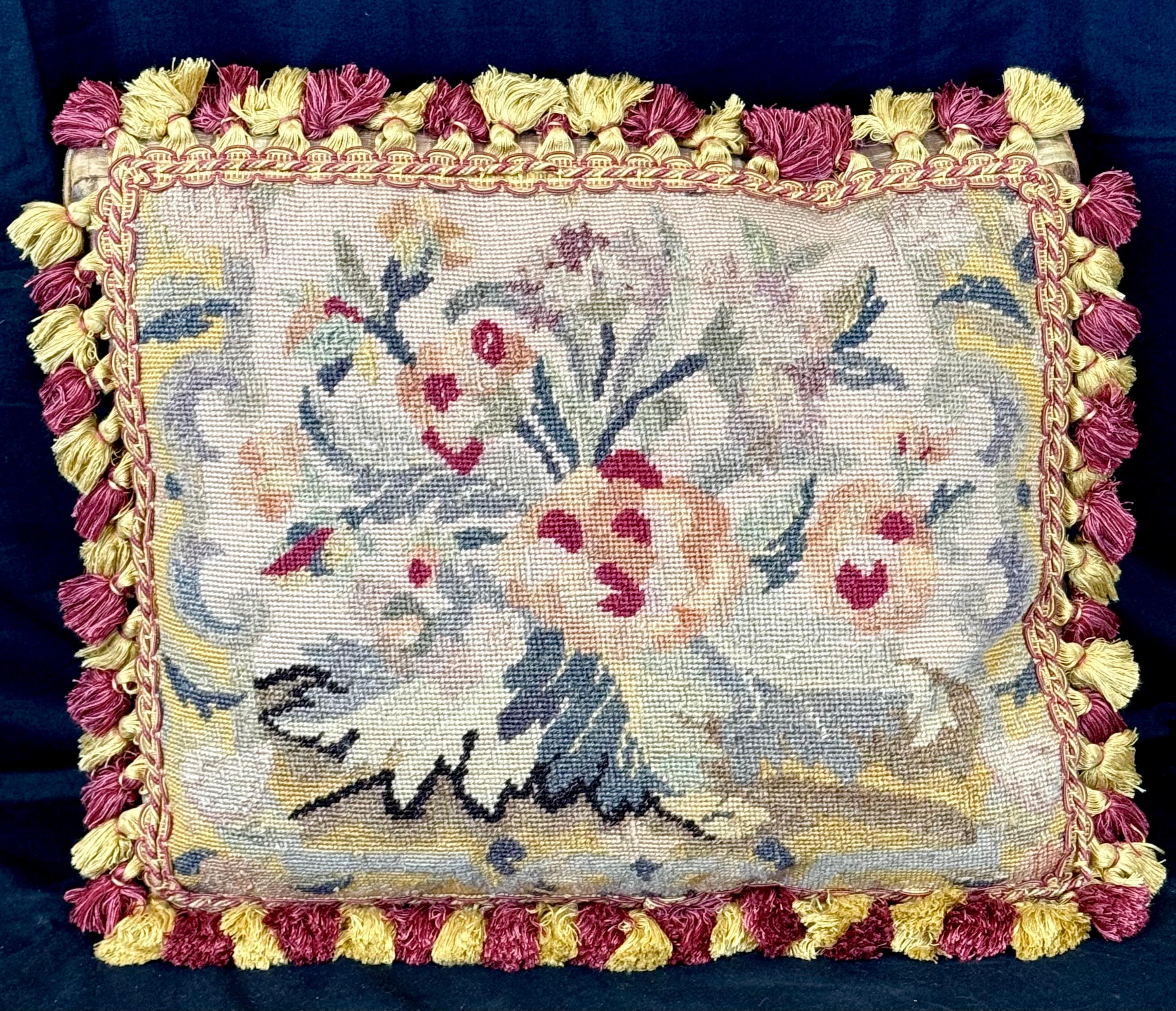 Tapisserie à l'aiguille Coussins en tapisserie florale à l'aiguille, lot de deux en vente