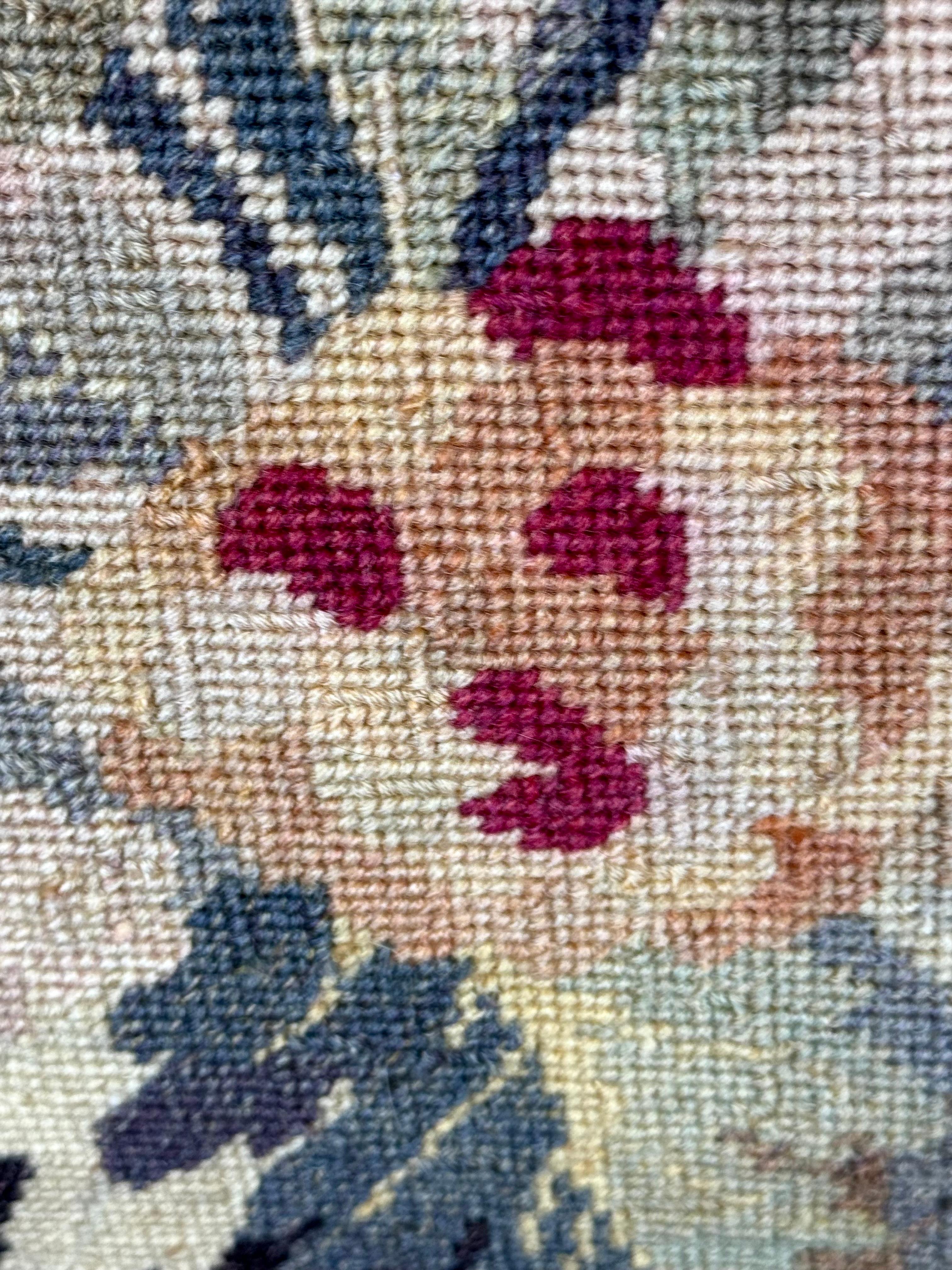 Coussins en tapisserie florale à l'aiguille, lot de deux Bon état - En vente à Bradenton, FL