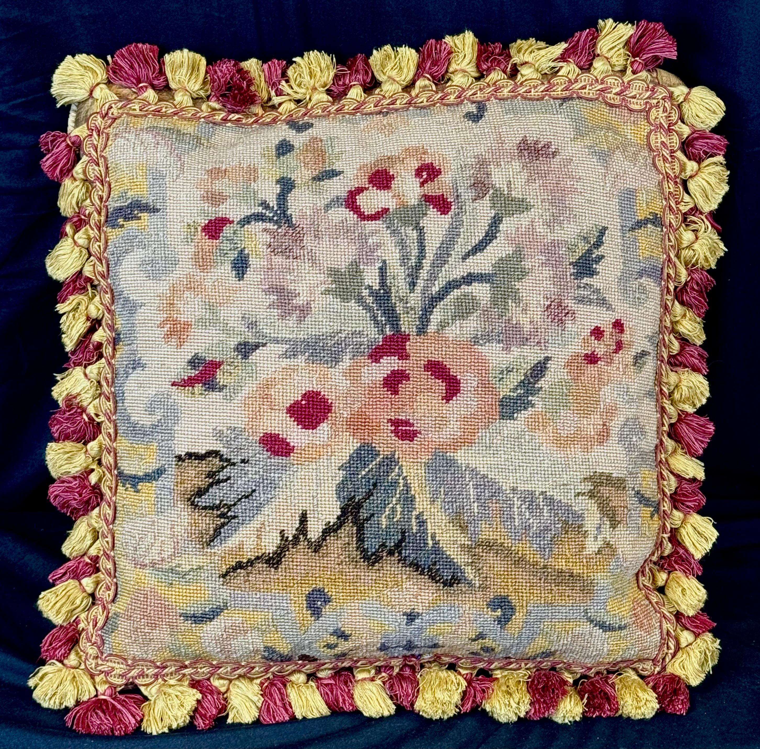 XIXe siècle Coussins en tapisserie florale à l'aiguille, lot de deux en vente