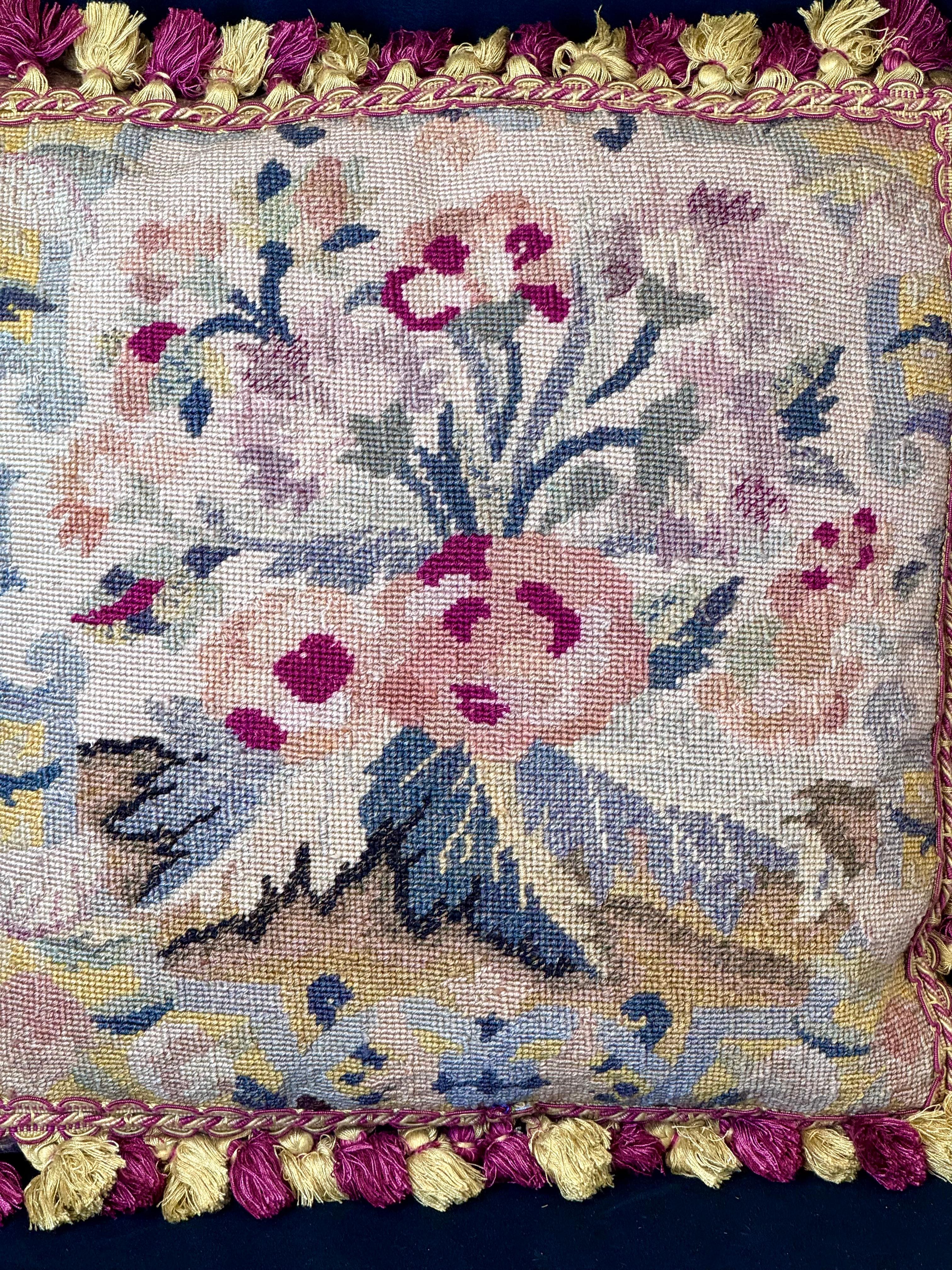 Textile Coussins en tapisserie florale à l'aiguille, lot de deux en vente