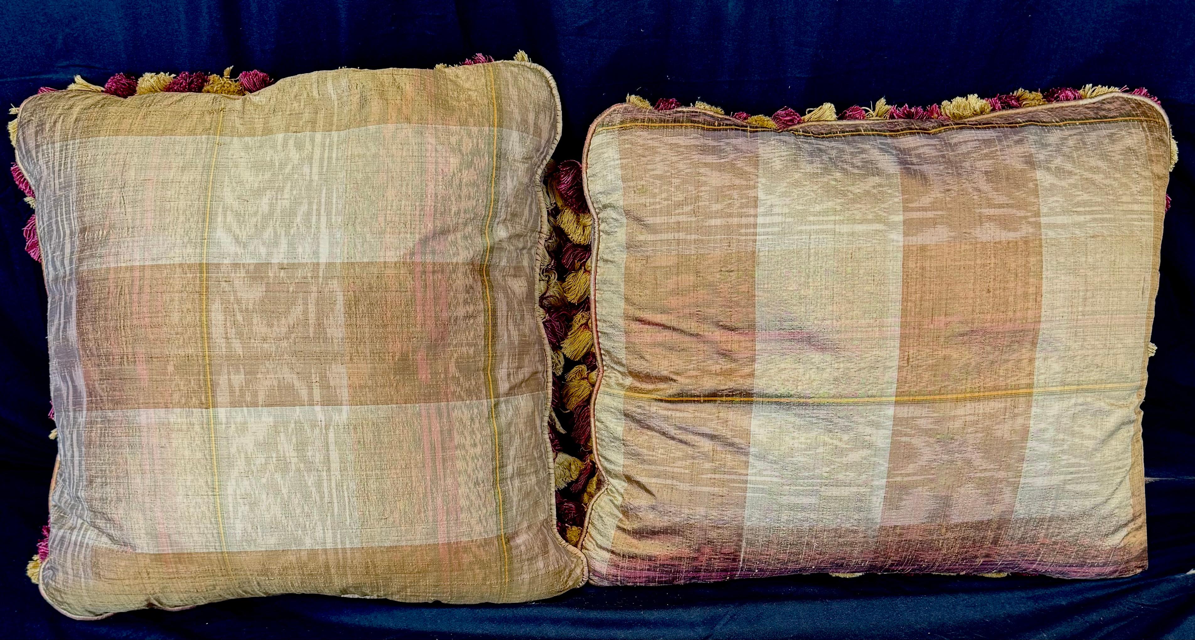 Coussins en tapisserie florale à l'aiguille, lot de deux en vente 1