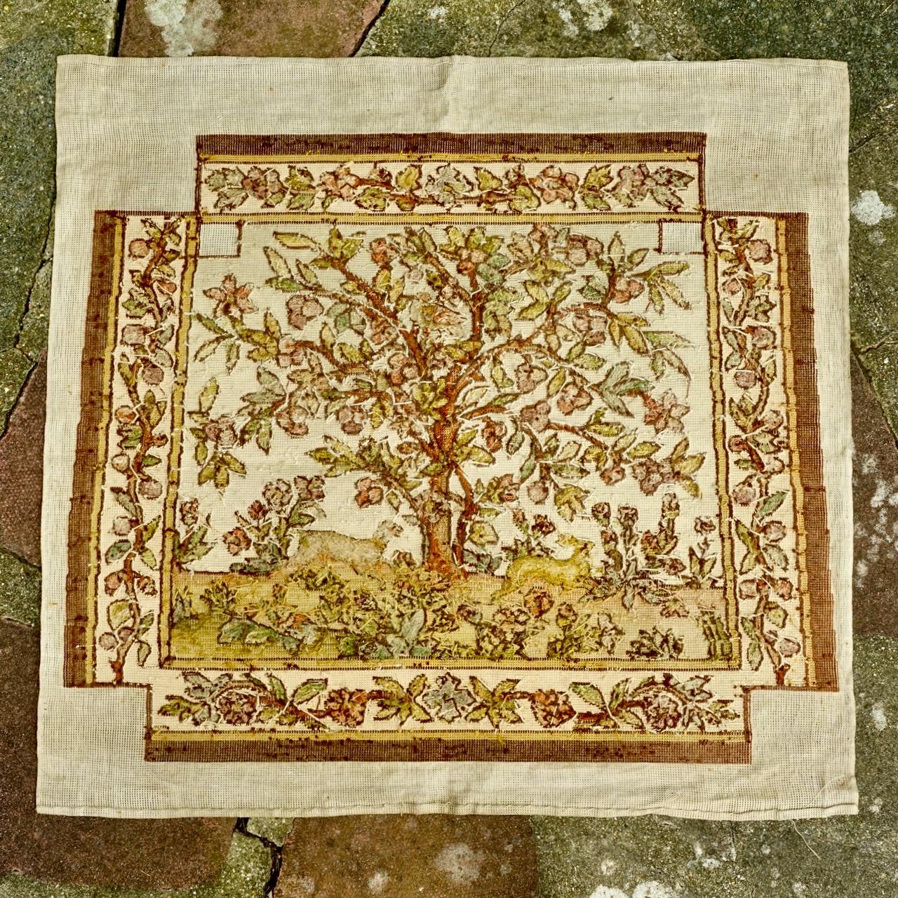 Gobelin-Wandteppich im mittelalterlichen Stil Obstbaum-Blumen mit Hund, Kaninchen und Vogel  (Handgefertigt) im Angebot