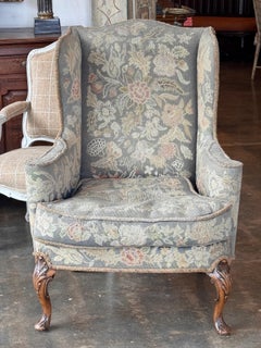 Sedia Wingback imbottita a punta d'ago con gambe cabriole intagliate