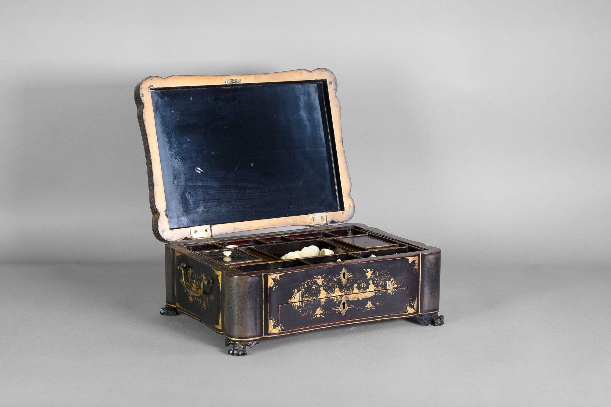 Black lacquered papier-mache workbox on paw feet. Circa 1830
H 14cm x W 35cm x D 26cm