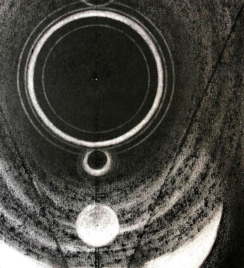 Der kosmische Geist - das Flackern des Lichts - manifestiert sich nur in der Dunkelheit. Die Dunkelheit wiederum löst sich im Licht auf und wird eins mit ihm. In diesem Zusammenspiel spiegelt sich unser eigenes spirituelles Wesen vor dem gewaltigen