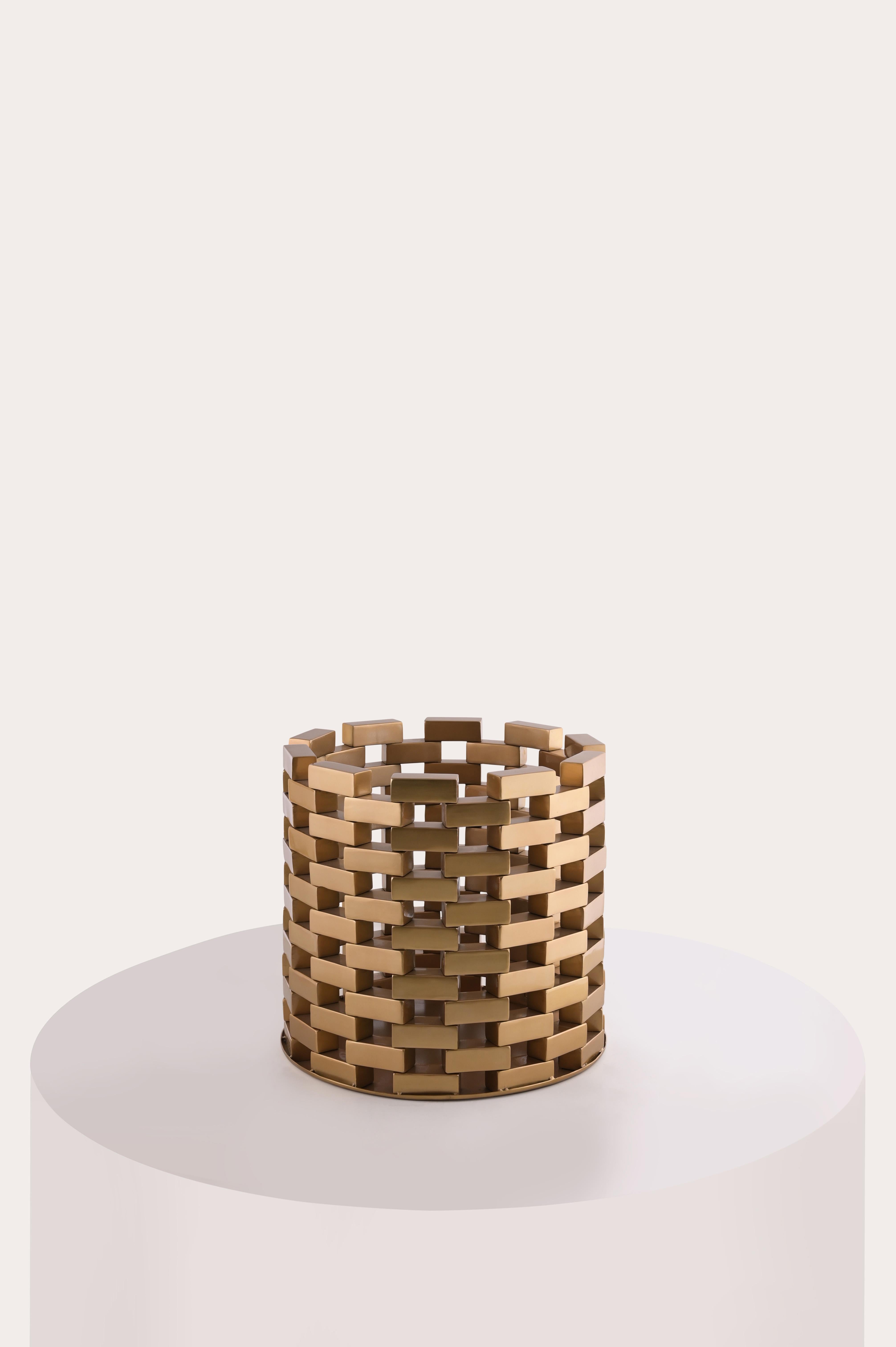 Pour des racines profondes et un style imposant, nous vous présentons 'Neev' - une véritable merveille architecturale pour vos plantes ! Inspirée par le charme intemporel de la brique, cette pièce design s'empile à merveille, alliant luxe moderne et