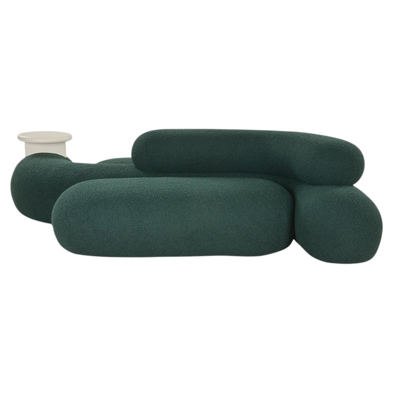 Nefelibata Komposition 1 Geschwungenes Sofa aus grünem Bouclé