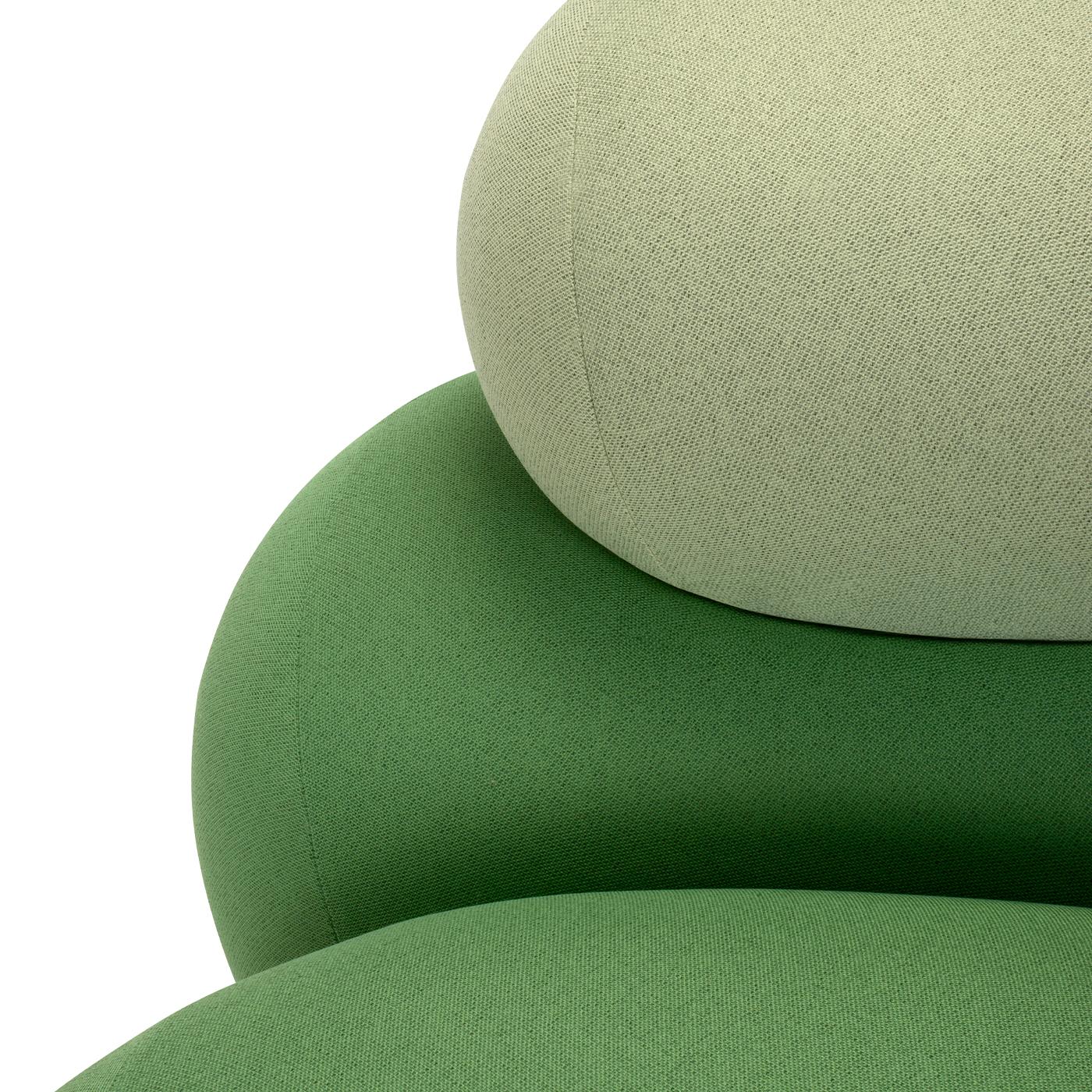 Le canapé incurvé Design/One 4.1 présente un design sinueux distinctif qui défie les formes conventionnelles, inspiré par la légèreté onirique des pensées errantes. Rembourré en tissu Nautilus Jaquard, il comprend une mousse de polyuréthane haute