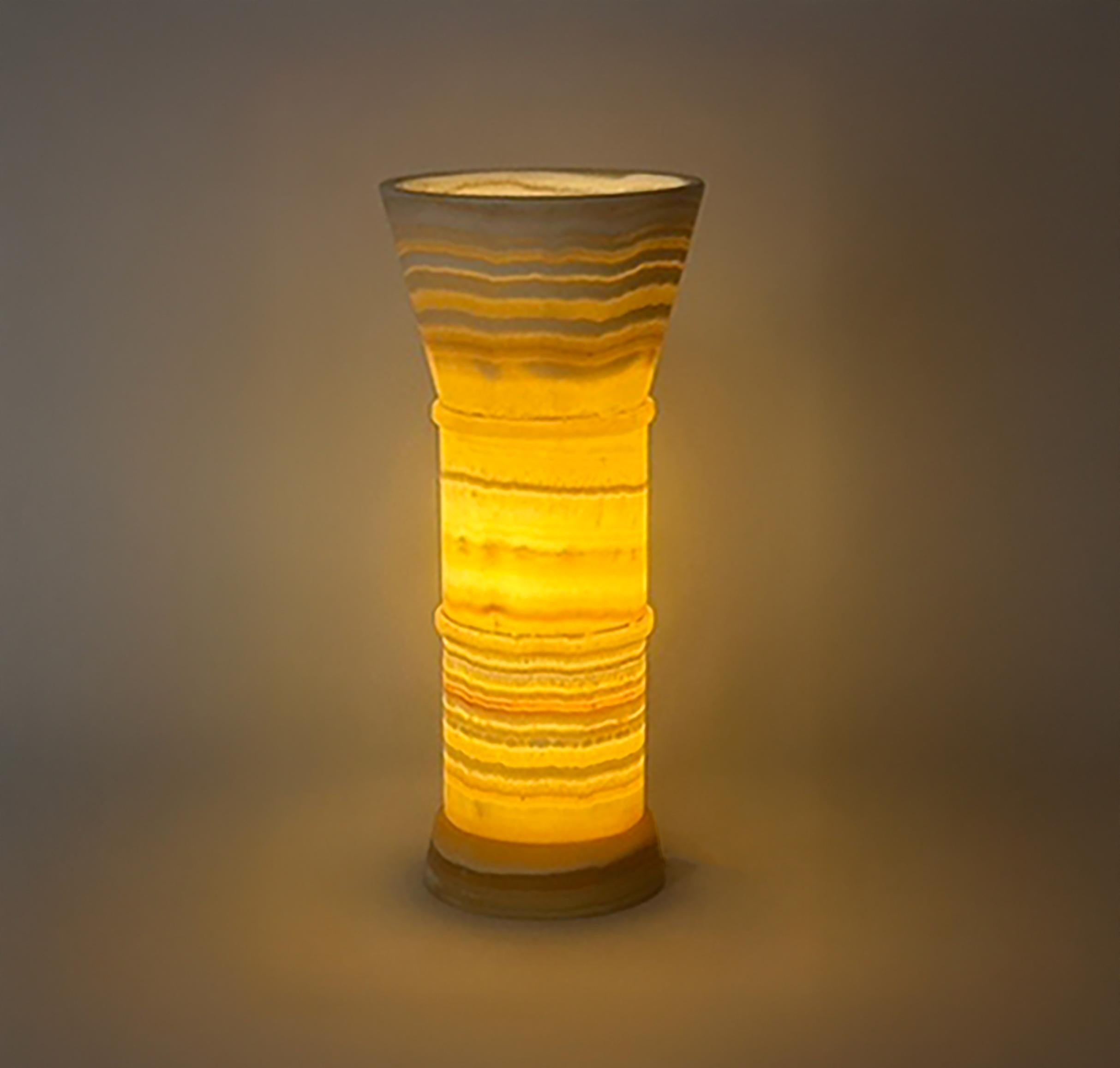 La lámpara de mesa Nefer, diseñada por Hassan Abouseda y fabricada totalmente a mano en Egipto por hábiles talladores de piedra.

La lámpara está tallada a mano a partir de bloques de alabastro egipcio natural. 

Todo el cuerpo de la lámpara brilla,