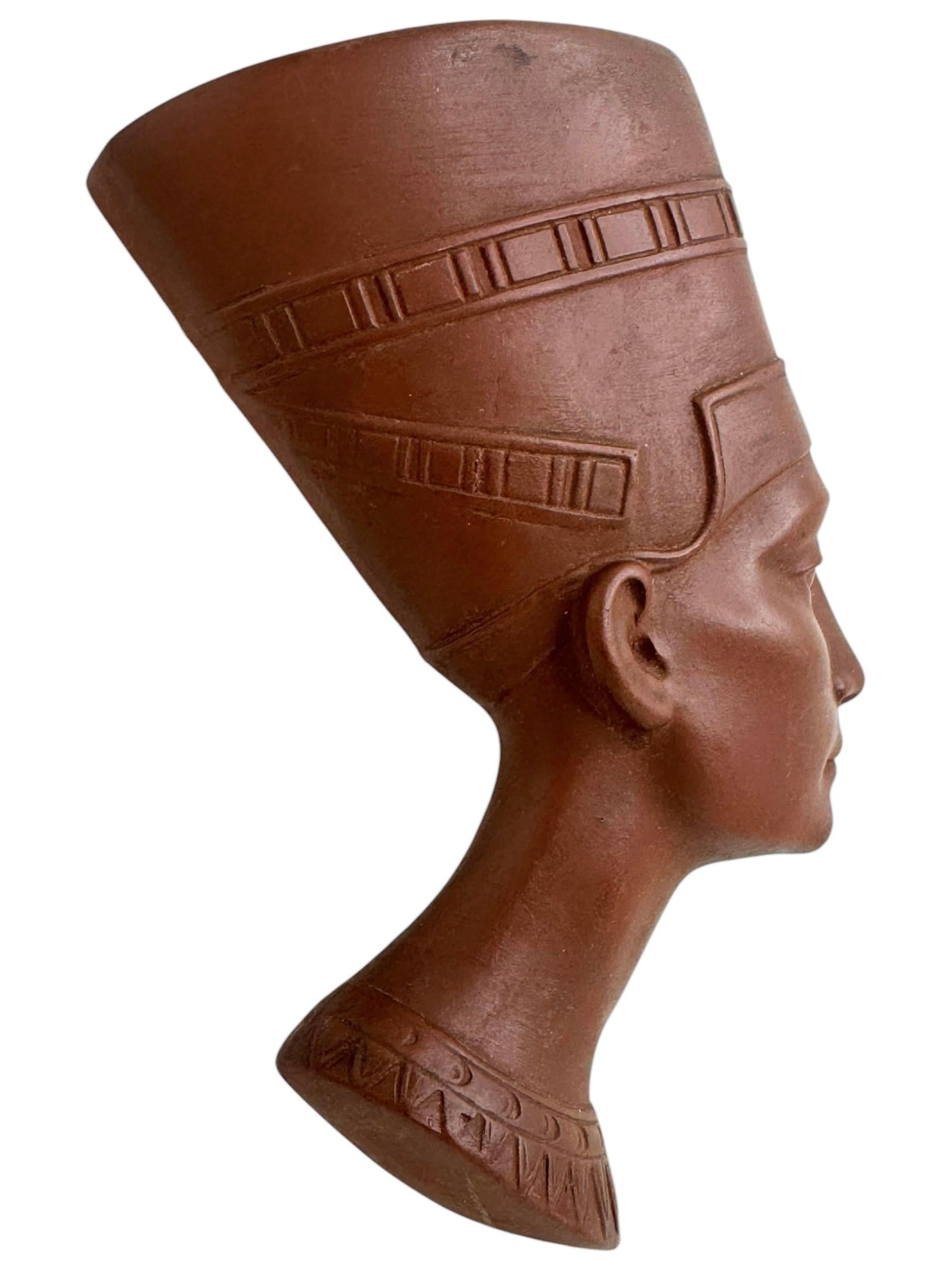 Preciosa máscara mural de terracota de época que representa a Nefertiti, fabricada por la famosa Goebel Company de Alemania. Lleva en el dorso la marca de la abeja. Sería una bonita decoración en cualquier pared. Fabricado en la década de 1950,