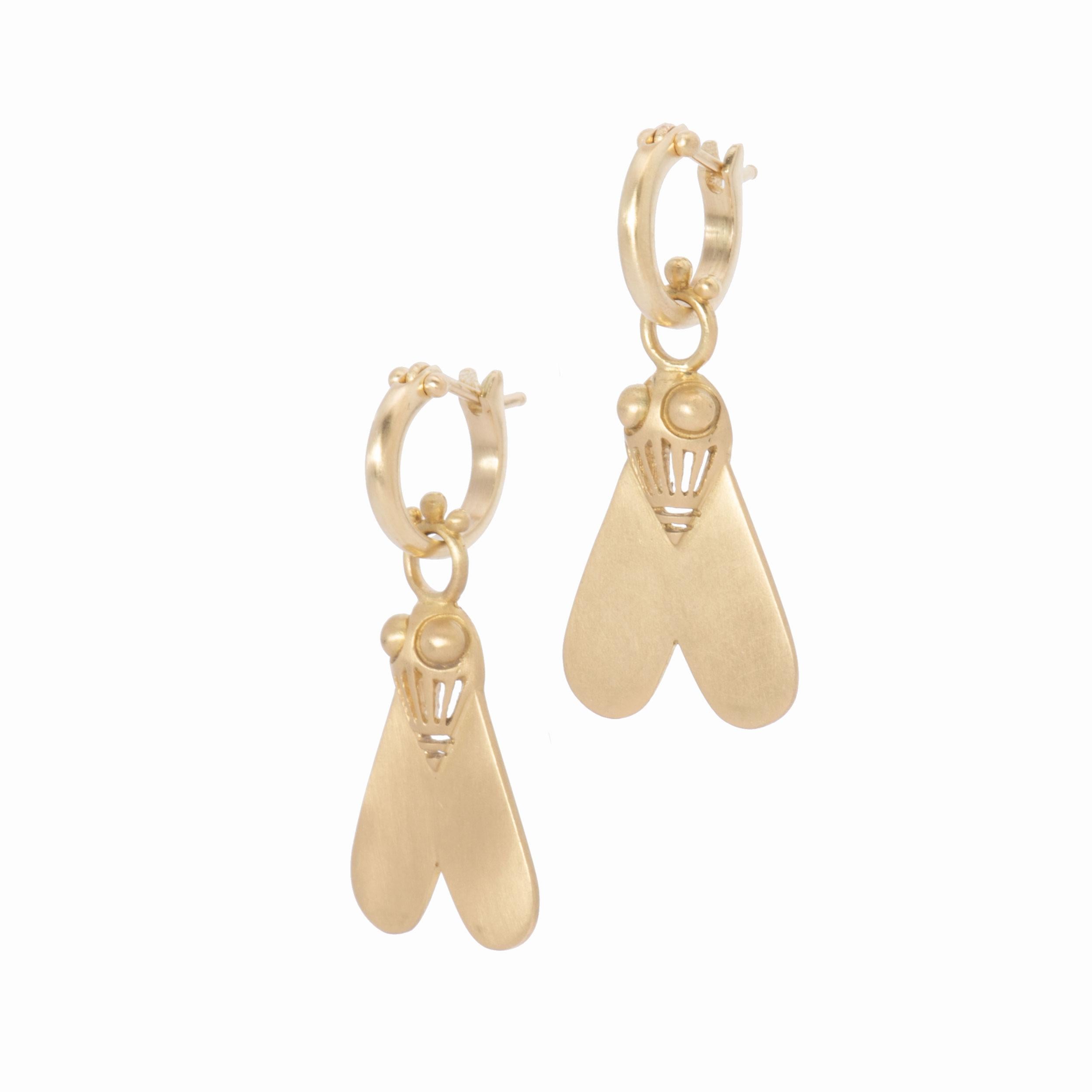 Queen Nefertiti was the first woman to wear this talisman, inspired by an ancient Egyptian amulet that was used to reward bravery. Hand crafted in 18k gold with our signature satin finish, Nefertiti's Fly Drop Earrings are a striking design, both