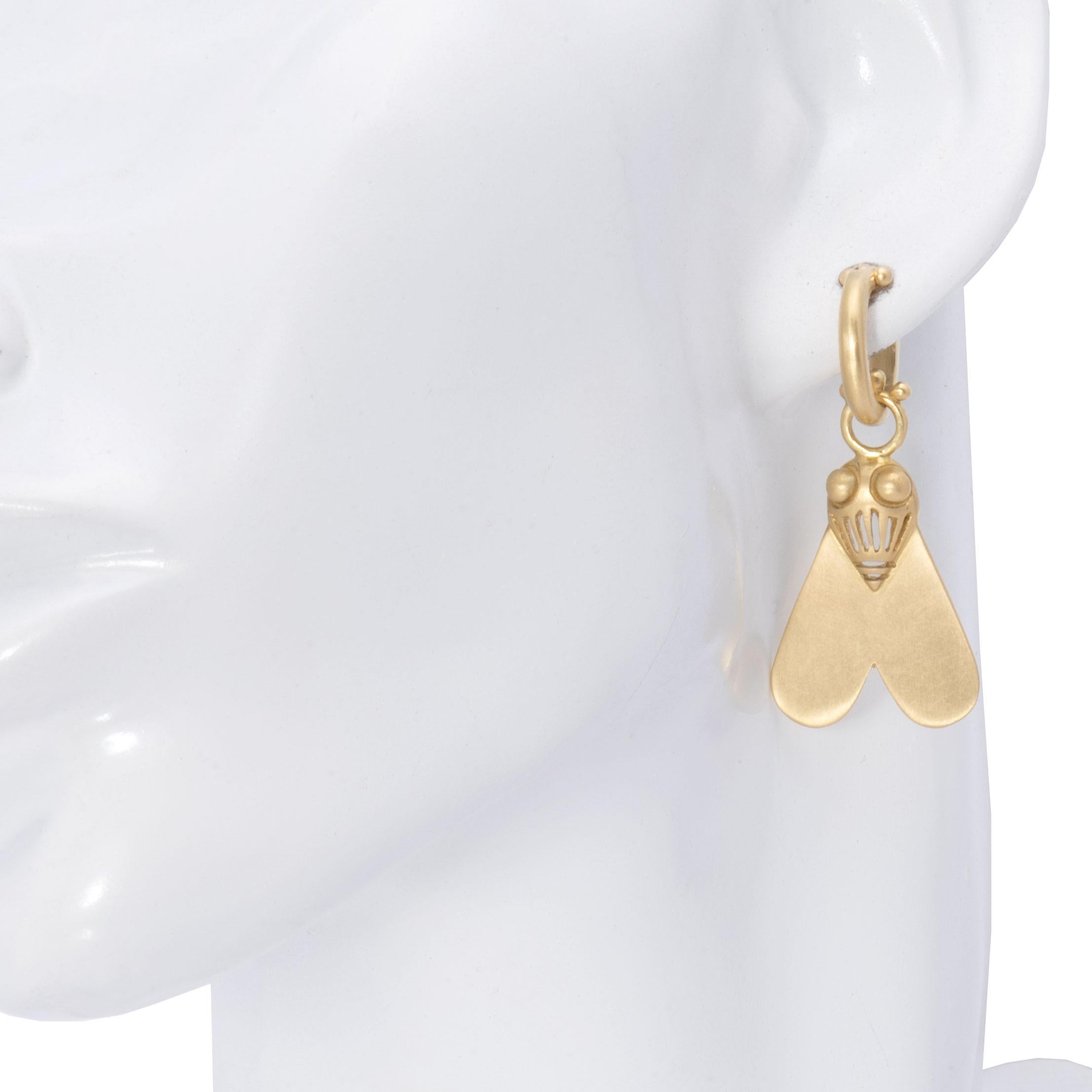 Nefertiti's Fly Drop Earrings in 18 Karat Gold In New Condition For Sale In Santa Fe, NM
