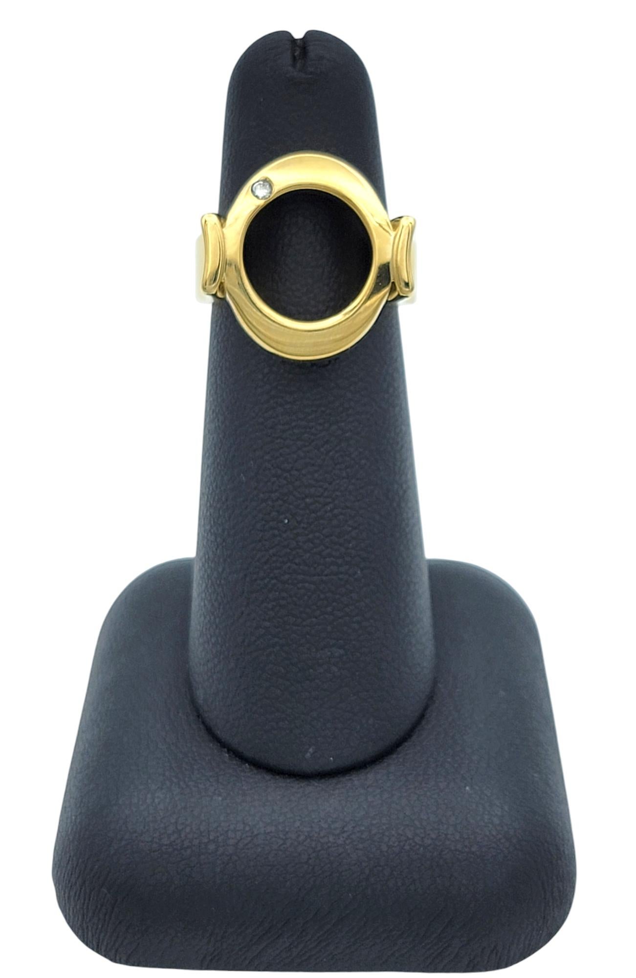 Bague large à cercle ouvert négatif avec diamants en or jaune 18 carats en vente 4