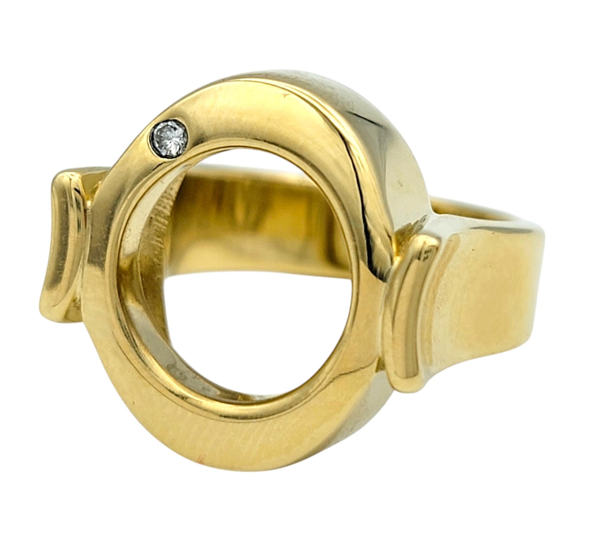 Taille de l'anneau : 5.25 

Embrassez l'élégance moderne avec cette étonnante bague à cercle ouvert à espace négatif, véritable témoignage du design contemporain et de la sophistication intemporelle. Fabriqué en luxueux or jaune 18 carats, le large