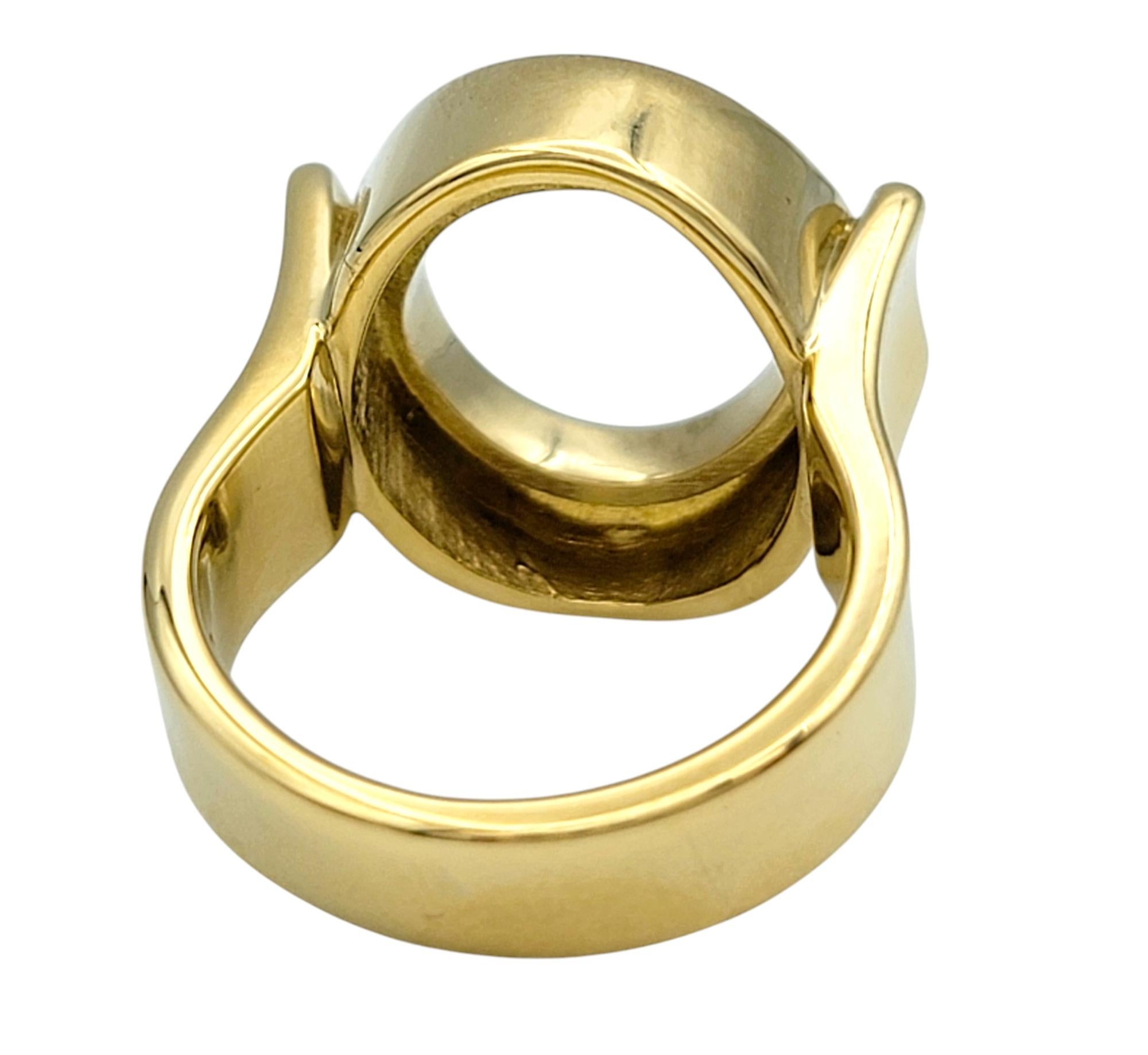 Taille ronde Bague large à cercle ouvert négatif avec diamants en or jaune 18 carats en vente