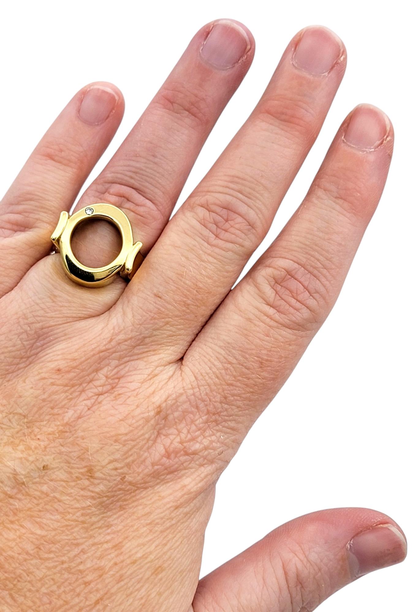 Bague large à cercle ouvert négatif avec diamants en or jaune 18 carats en vente 2