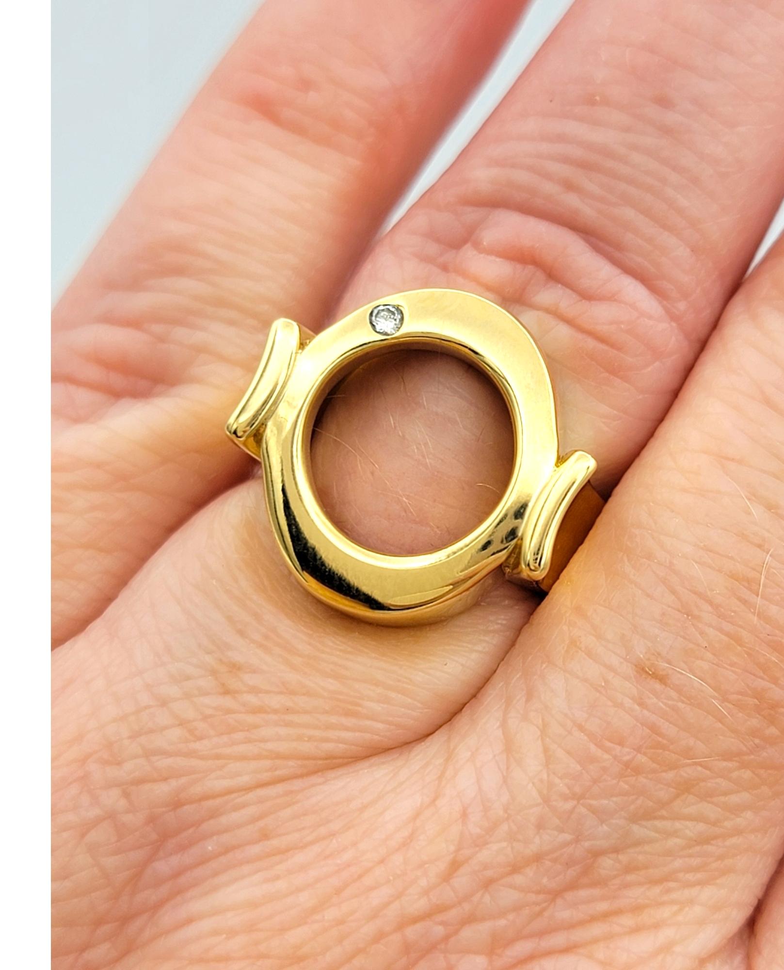 Bague large à cercle ouvert négatif avec diamants en or jaune 18 carats en vente 3