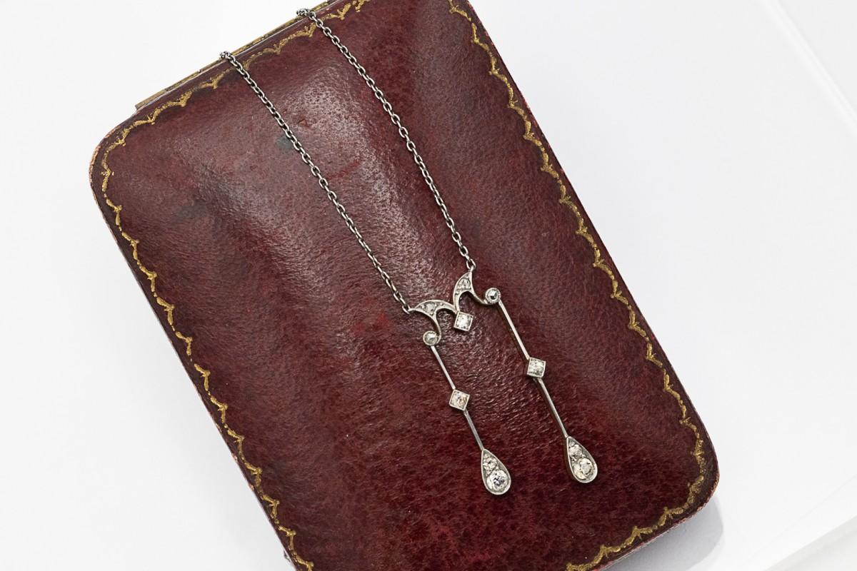 Collier délicat avec diamants de type négligé en or 14 carats et platine.

Un déshabillé est un type de collier dans lequel des éléments décoratifs sont suspendus à différentes hauteurs.

Motif populaire au tournant des 19e et 20e siècles.

Le