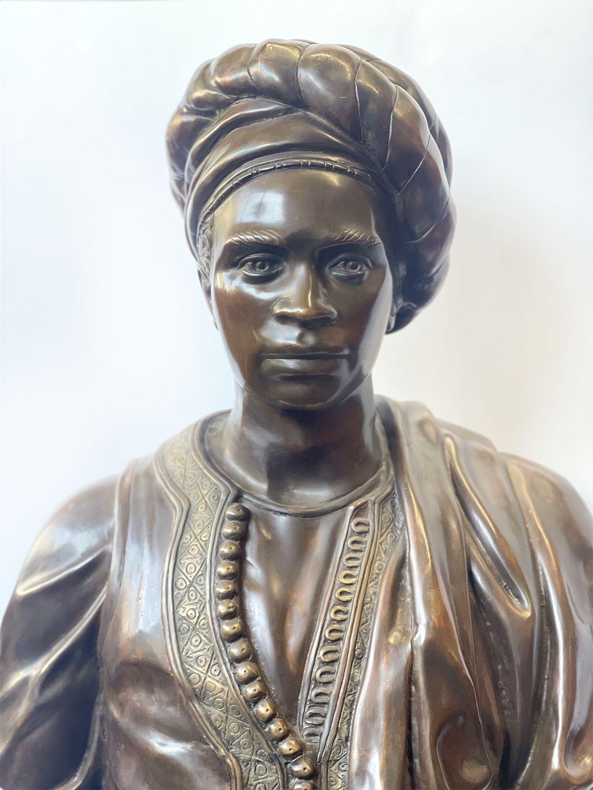 Buste en bronze de Nègre du Soudan avec base en marbre d'après Charles Henri-Joseph. Fabriqué en France, c.I.C., vers 1860.
Dimensions :
39 