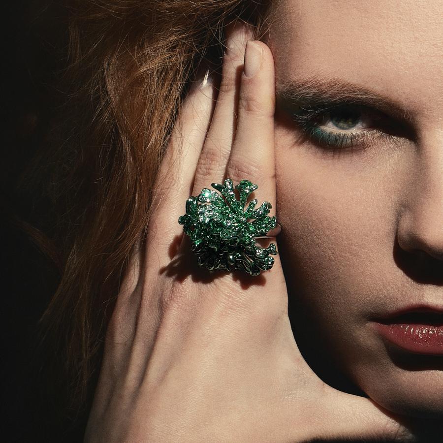 Contemporary Neha Dani Diamonds and Tsavorite Set on Gold with Green Rhodium Finish Myra Ring For Sale