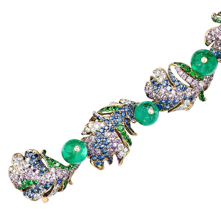 Das Loriini-Armband von Neha Dani ist hergestellt aus  flexible Titanfedern, besetzt mit farbigen Edelsteinen, die mit 2,63 Karat Diamanten im Brillantschliff, 4,70 Karat blauen Saphiren, 4,09 Karat lila Saphiren und 1,48 Karat Tsavorit-Granaten in