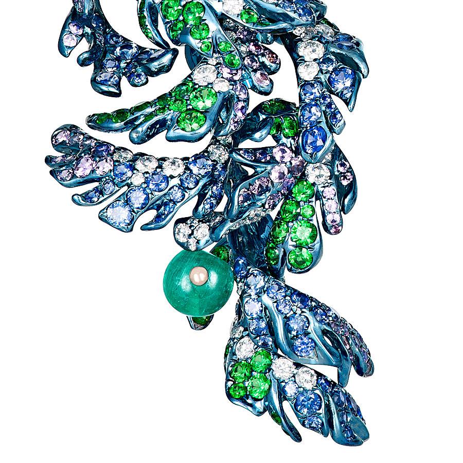 Neha Dani Pavona-Ohrring mit Smaragd-Cabochon, Saphir, Tsavorit-Granat und Diamant (Zeitgenössisch) im Angebot