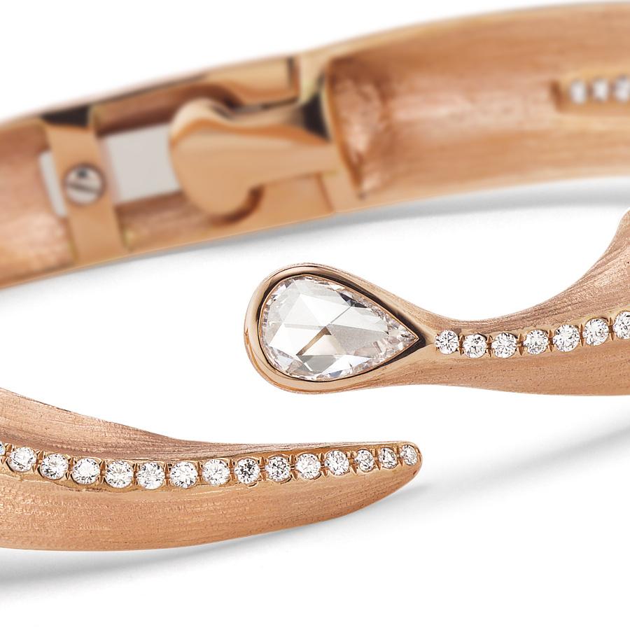 Contemporain Neha Dani Bracelet jonc Alissa en or rose et diamants blancs taille rose, certifiés GIA D-VVS2 en vente