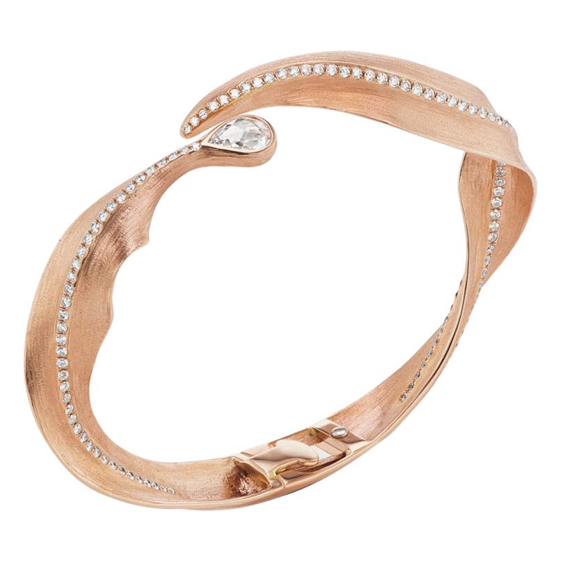 Neha Dani Bracelet jonc Alissa en or rose et diamants blancs taille rose, certifiés GIA D-VVS2 en vente
