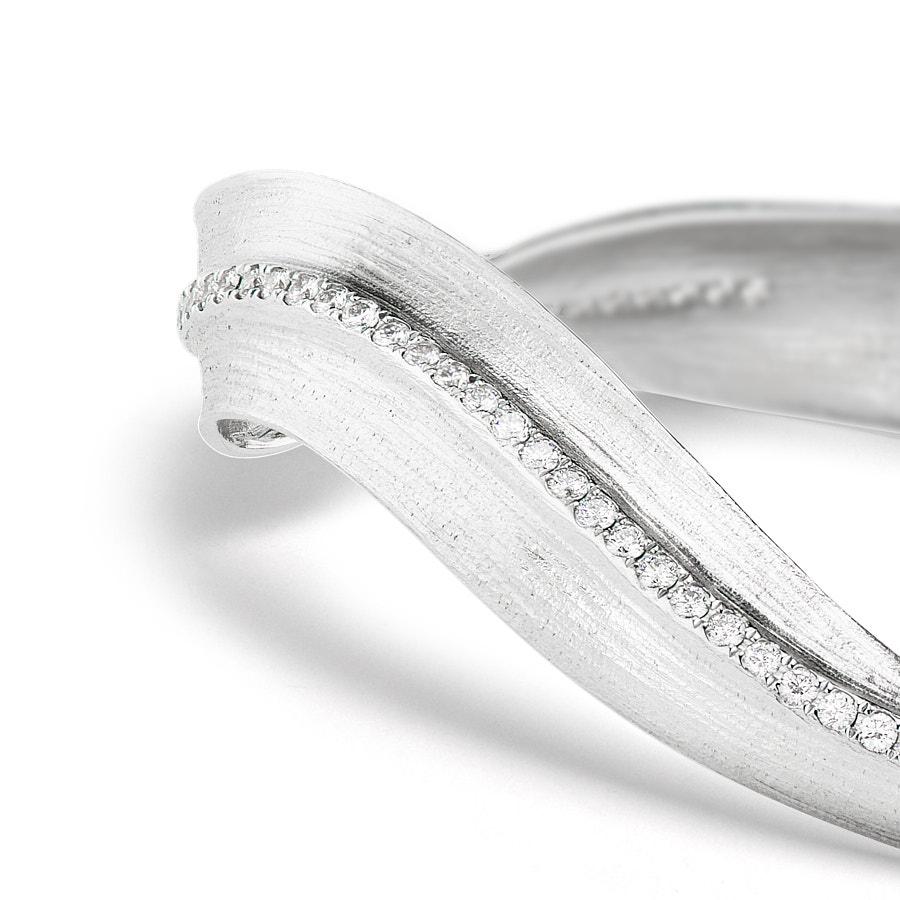 Contemporain Neha Dani Bracelet jonc feuille Alissa en or blanc avec diamants blancs de 2 0,54 carats certifiés DVVS par le GIA en vente