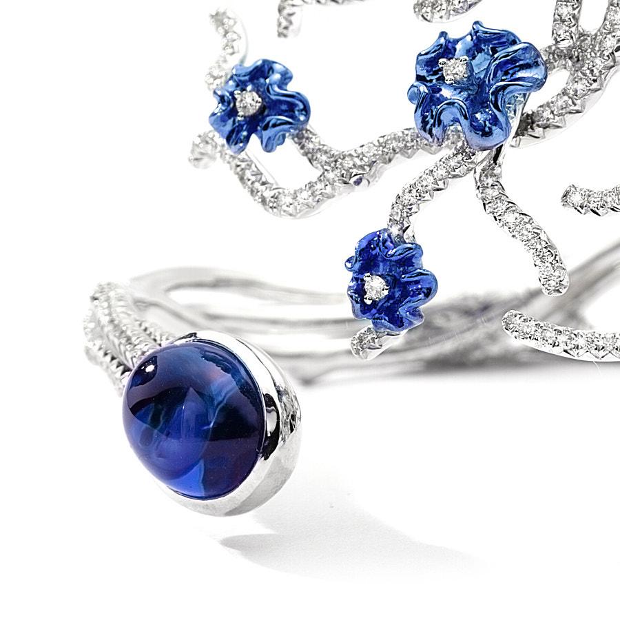 Contemporain Neha Dani Bracelet manchette Annali en tanzanite et diamants sur or avec rhodium bleu en vente