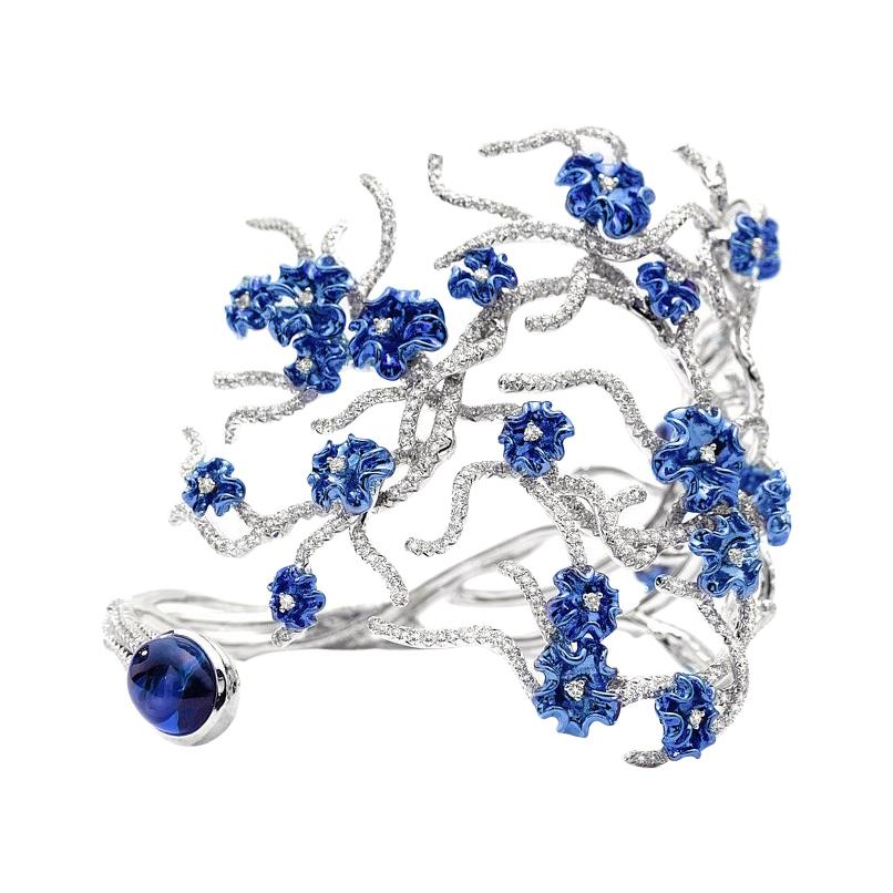 Neha Dani Bracelet manchette Annali en tanzanite et diamants sur or avec rhodium bleu en vente