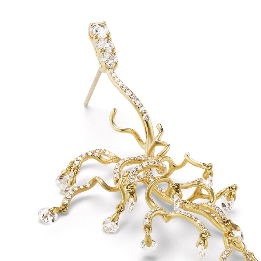 Taille rose Neha Dani Boucles d'oreilles chandelier anémone en or jaune et diamants blancs en vente