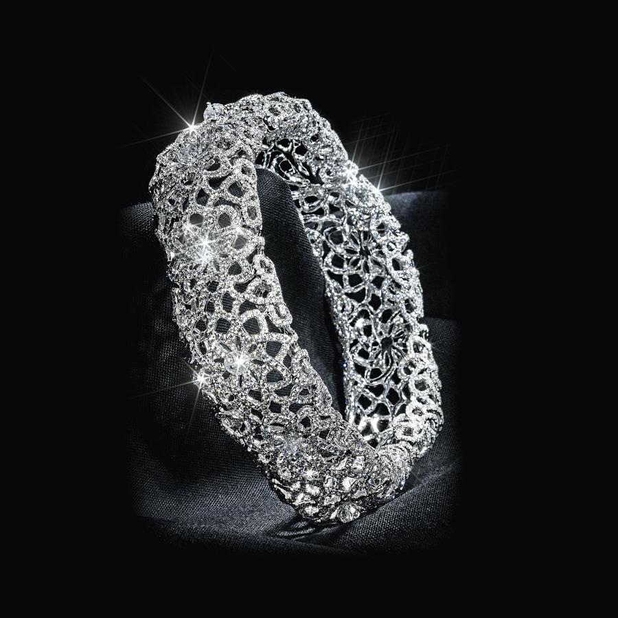 Contemporain Bracelet Leela en or blanc orné de diamants blancs et de perles de diamants Neha Dani en vente