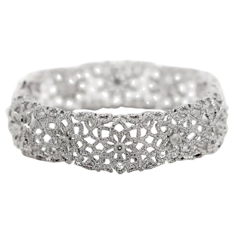 Bracelet Leela en or blanc orné de diamants blancs et de perles de diamants Neha Dani en vente