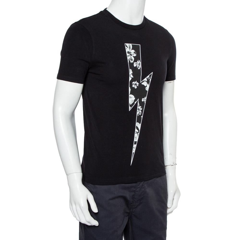 A seamless blend of comfort, luxury, and style, this Neil Barrett t-shirt is a must-have piece! Made from cotton in a black shade, the creation is elevated by a floral bolt print on the front and back. Finished off with short sleeves and a crewneck,