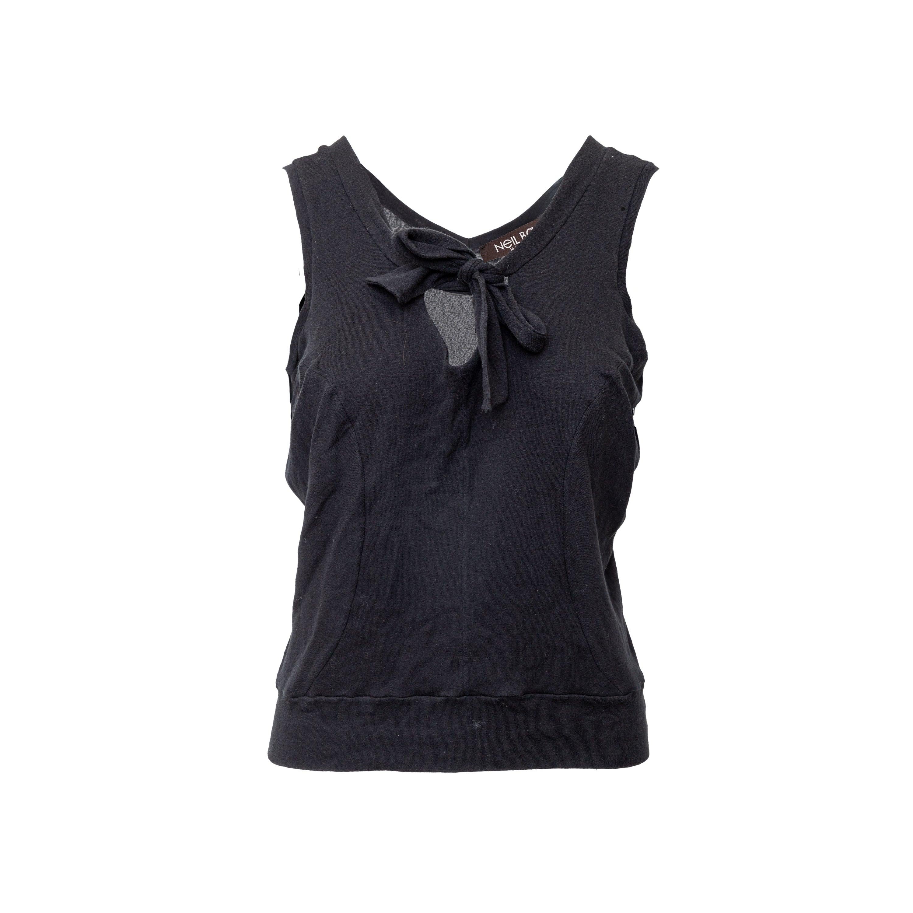 Das mühelos schicke Black Top von Neil Barrett besticht durch sein ärmelloses Design und einen stilvollen Bindeknoten am Ausschnitt.

Schulter:38;Brustumfang:54;Gesamtlänge:54 MATERIAL: 100% Baumwolle