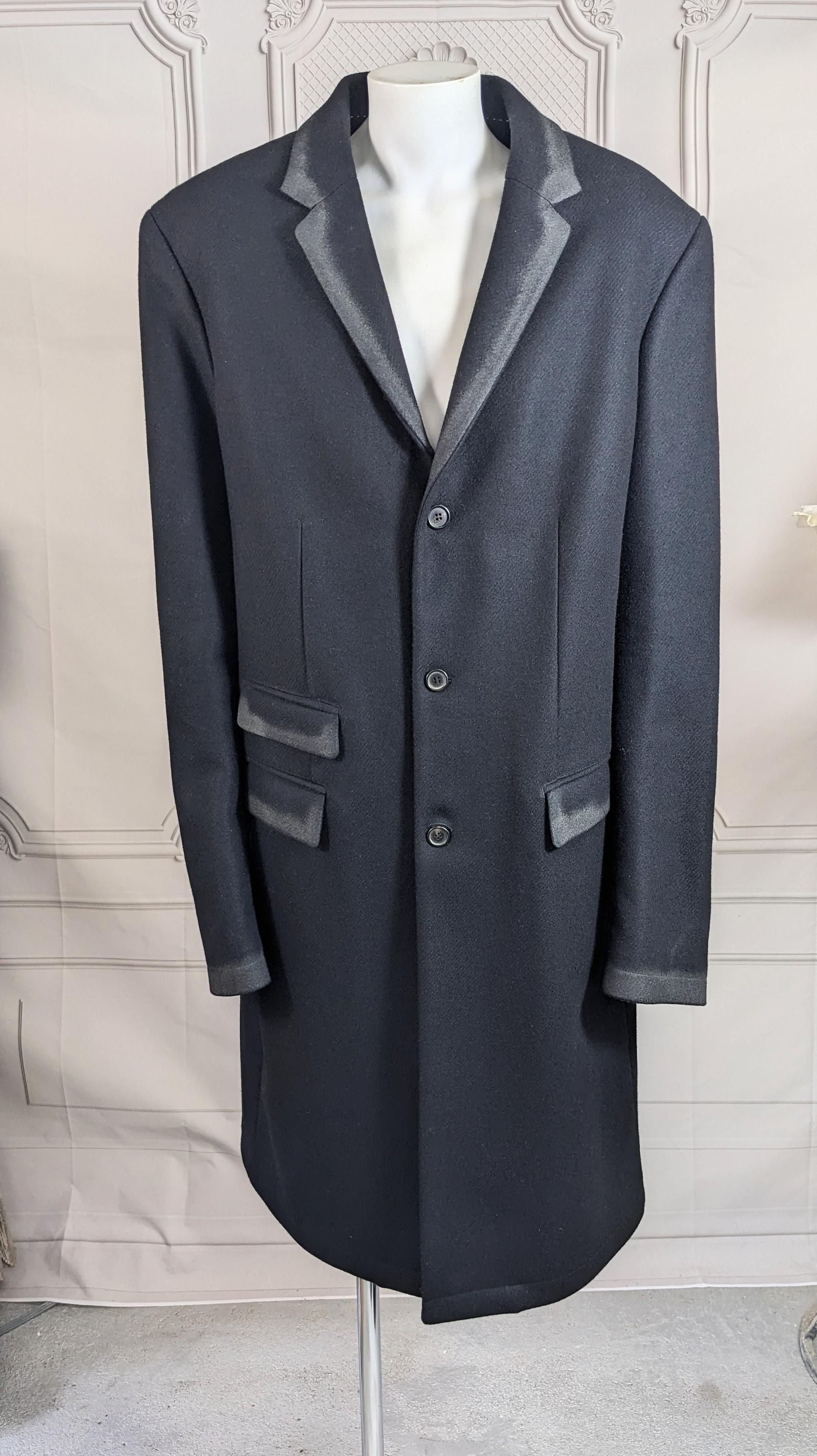Un fantastico cappotto da uomo Neil Barrett con bordo in gesso, risalente agli anni 2000. Lana misto cashmere in un taglio classico da uomo con l'aggiunta di bordi stampati 