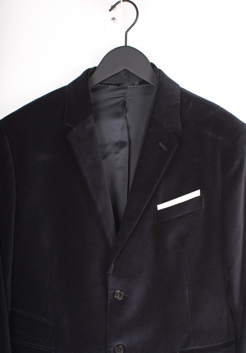 Prüfen Sie meine anderen Angebote. Habe viele weitere Designerkleidung zu verkaufen. Offen für alle Angebote.
Artikel zum Verkauf ist 100% echte Neil Barrett Casual Velvet Blazer Männer Jacke, VINU0
Farbe: Dunkelmarine
(Eine tatsächliche Farbe kann