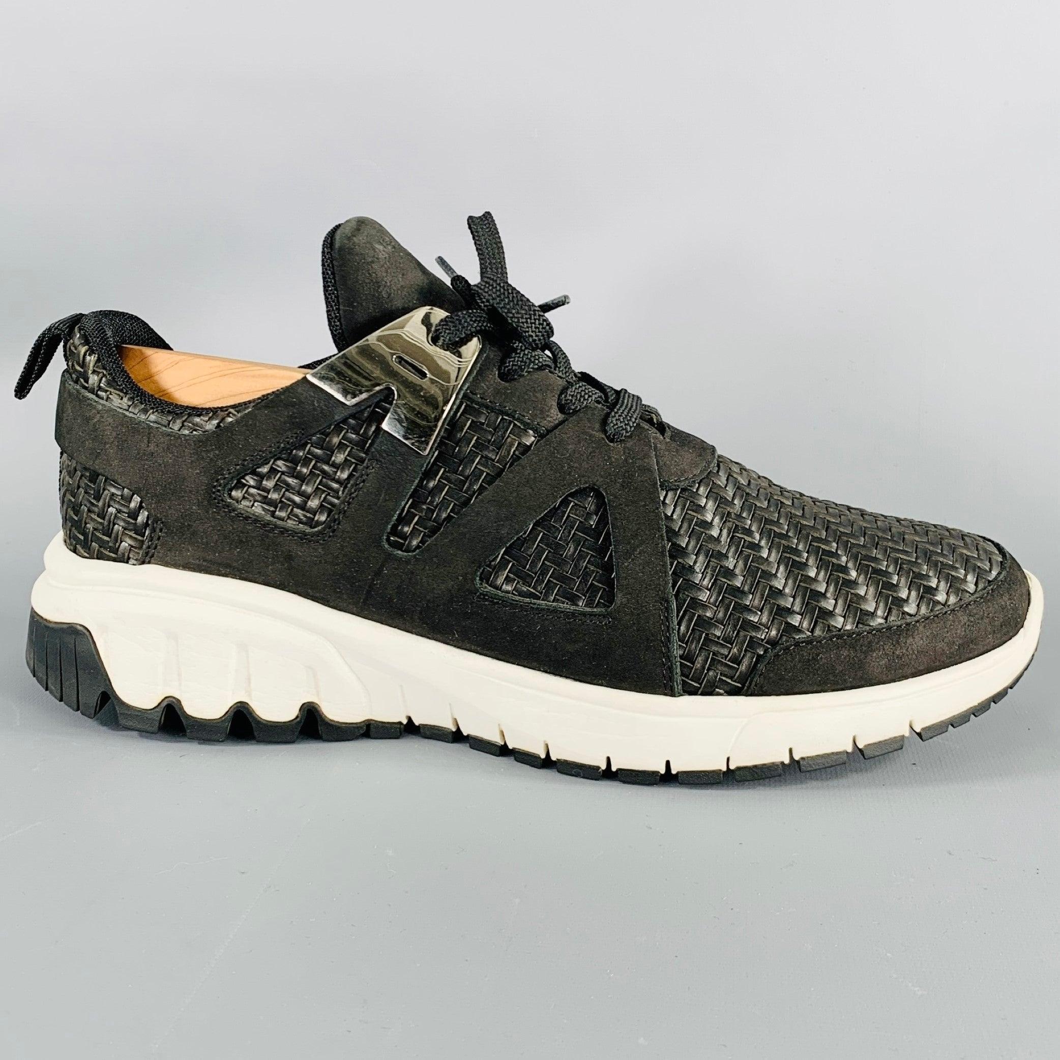 Baskets NEIL BARRETT
en cuir noir et daim avec un motif tissé, des accents métalliques argentés et une fermeture à lacets. Les embauchoirs ne sont pas inclus. Fabriqué en Italie. Très bon état. Signes mineurs d'usure. 

Marqué :   semelle
