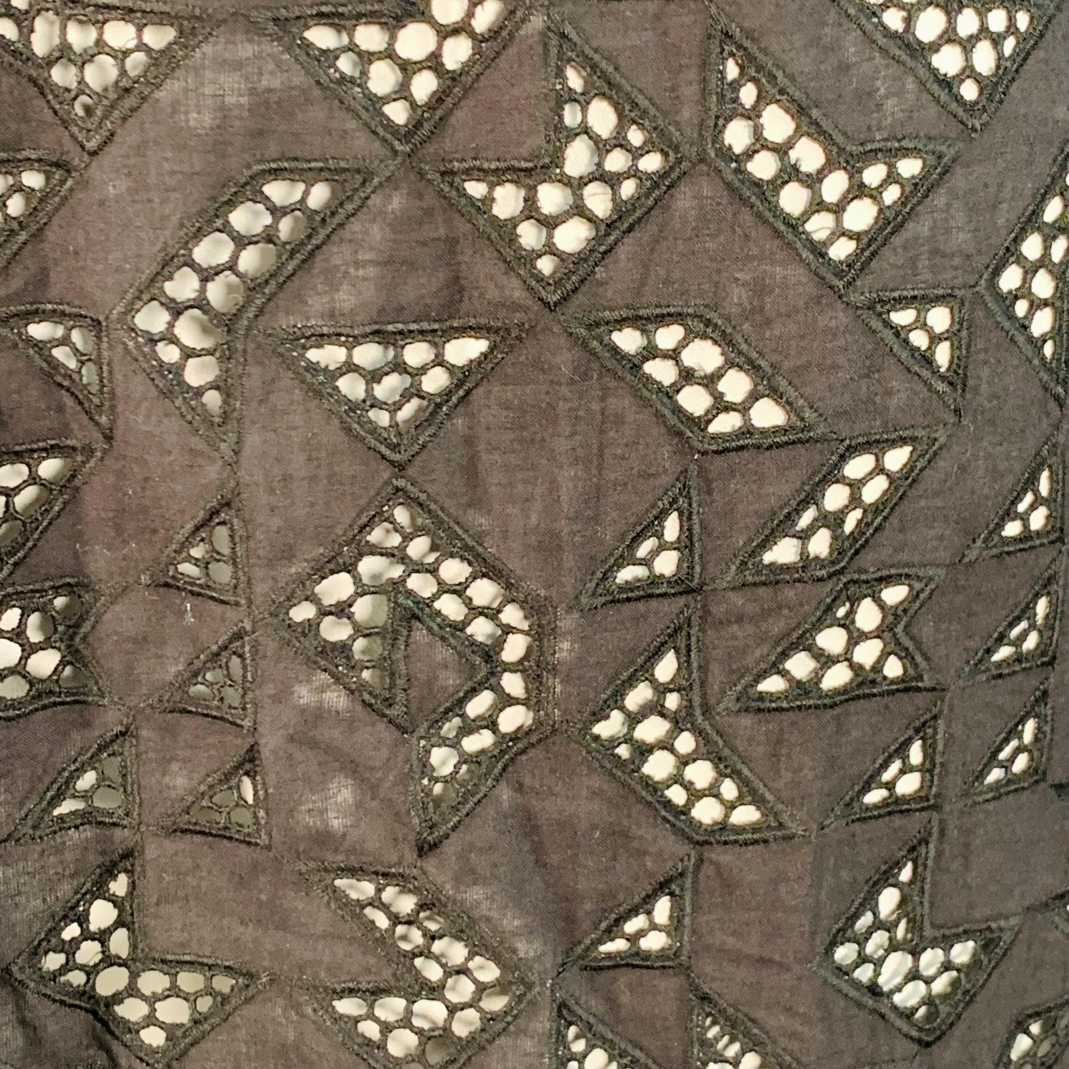 Chemise NEIL BARRETT
en dentelle de coton noire à œillets, avec un motif géométrique, un dos court et une longue longueur sur le devant, et une fermeture à boutons. Fabriqué en Italie. Excellent état. 

Marqué :   L 

Mesures : 
 
Épaule : 16 pouces