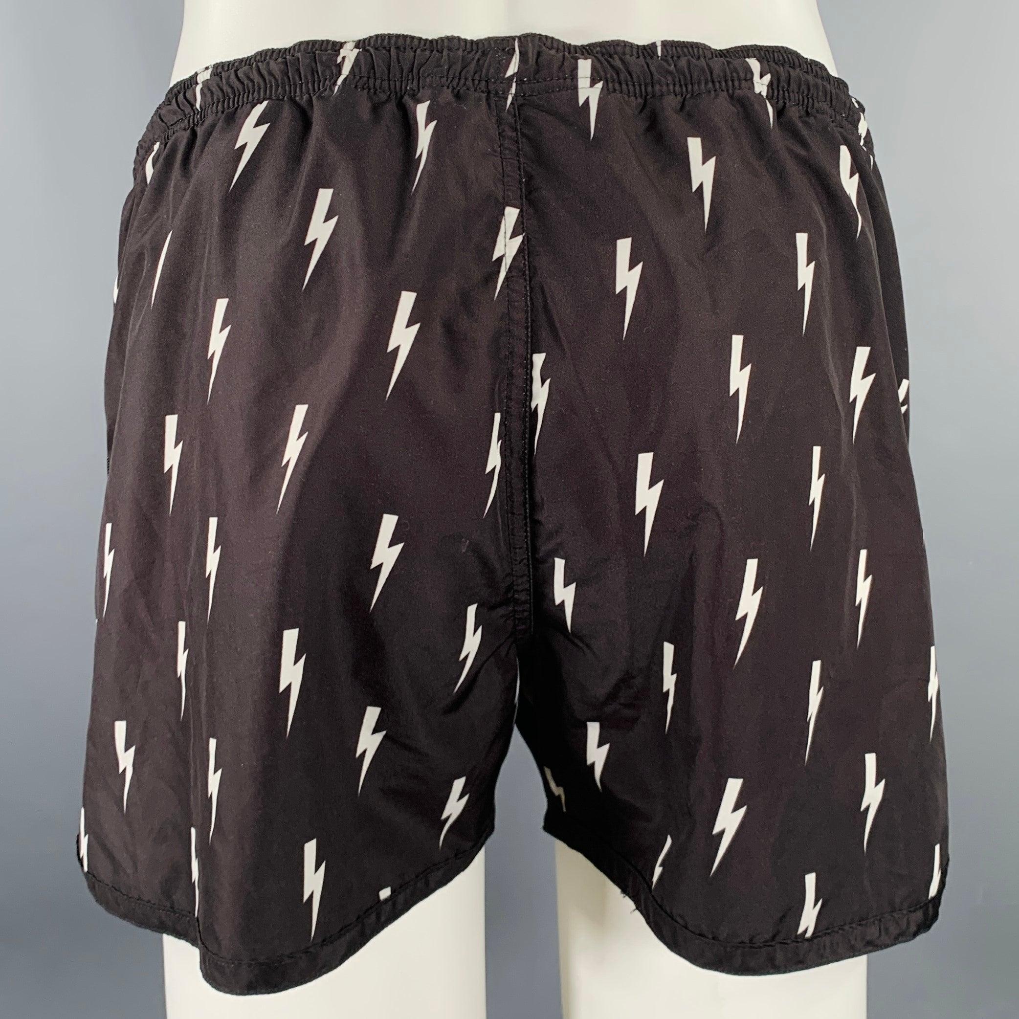 NEIL BARRETT Badehose
aus schwarz-weißem Polyester mit Blitzmuster, Kordelzug in der Taille und Netzfutter. Sehr guter gebrauchter Zustand. Abnutzungsspuren am Netzfutter. 

Markiert:   M 

Abmessungen: 
  Taille: 32 Zoll Anstieg: 11 Zoll Innennaht: